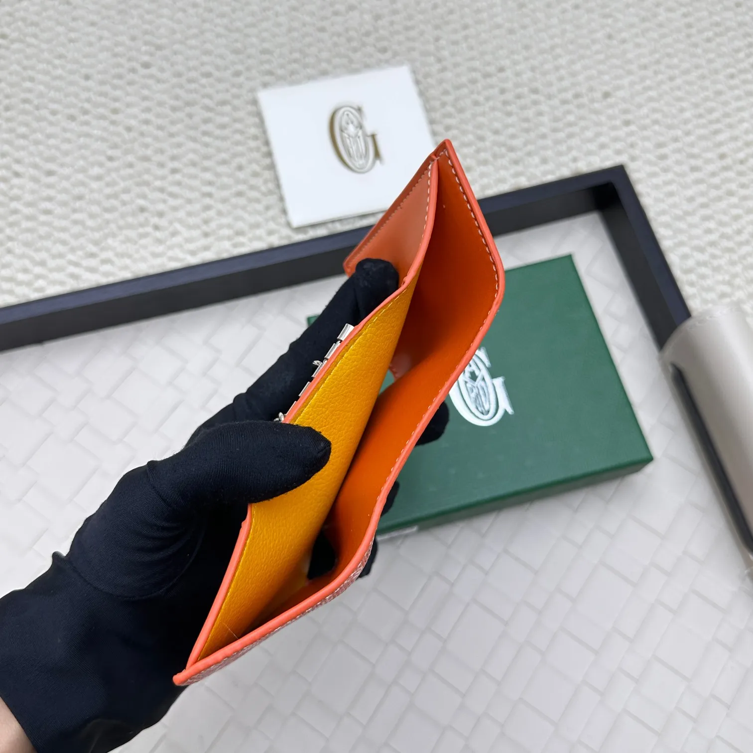 💰120 GOYARD Goya Classic👍🏻The design of the Saint-Sulpice 3-fold key bag is small and compact. Its compact design is just suitable for putting in a jacket or pants pocket. It is equipped with 6 locks that can fasten 6 keys. Style number: 807 Size: 10.5*7*2