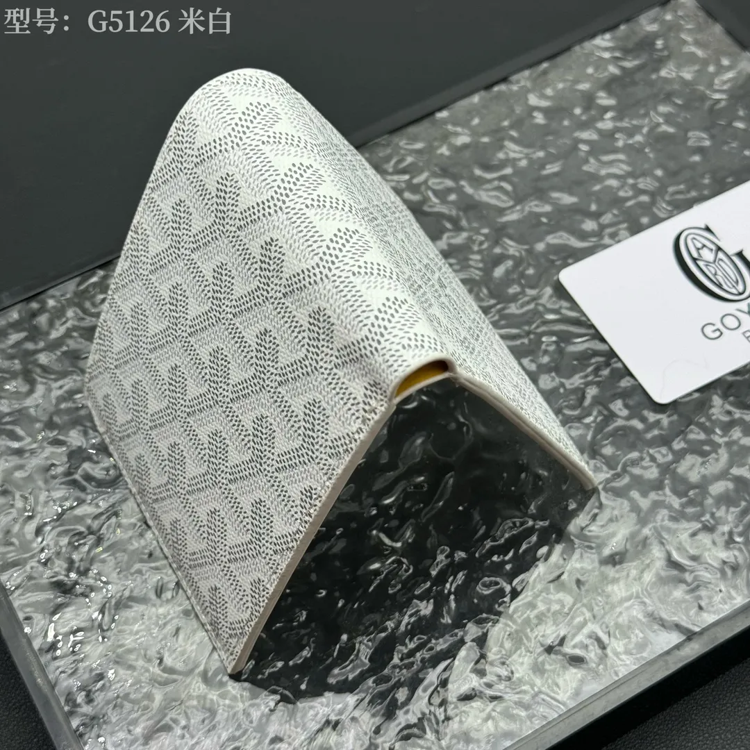 💰130 💎Upgraded original version 𝐠𝐨𝐲𝐚𝐫𝐝 Hot style ❤️Goyard wallet short style, Goyard 8-slot card slot wallet, the texture is directly stretched to the full mark, it can hold about 8-10 cards, it can hold cash, it is thin and does not stand up, it is classic, practical and attractive! If you want to create a short clip with a feeling that is different from others and has a deep taste, it must be him! size: 11*9 (cm) model: G5126
