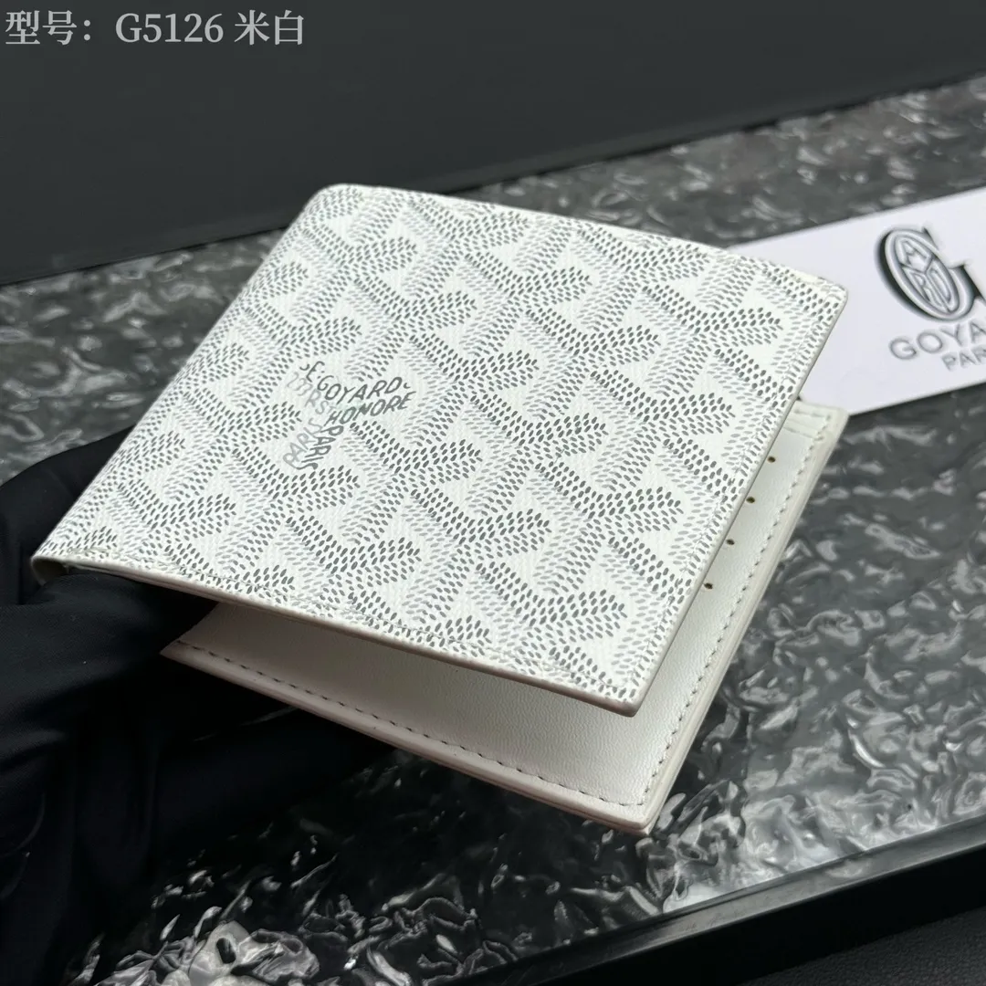 💰130 💎Upgraded original version 𝐠𝐨𝐲𝐚𝐫𝐝 Hot style ❤️Goyard wallet short style, Goyard 8-slot card slot wallet, the texture is directly stretched to the full mark, it can hold about 8-10 cards, it can hold cash, it is thin and does not stand up, it is classic, practical and attractive! If you want to create a short clip with a feeling that is different from others and has a deep taste, it must be him! size: 11*9 (cm) model: G5126