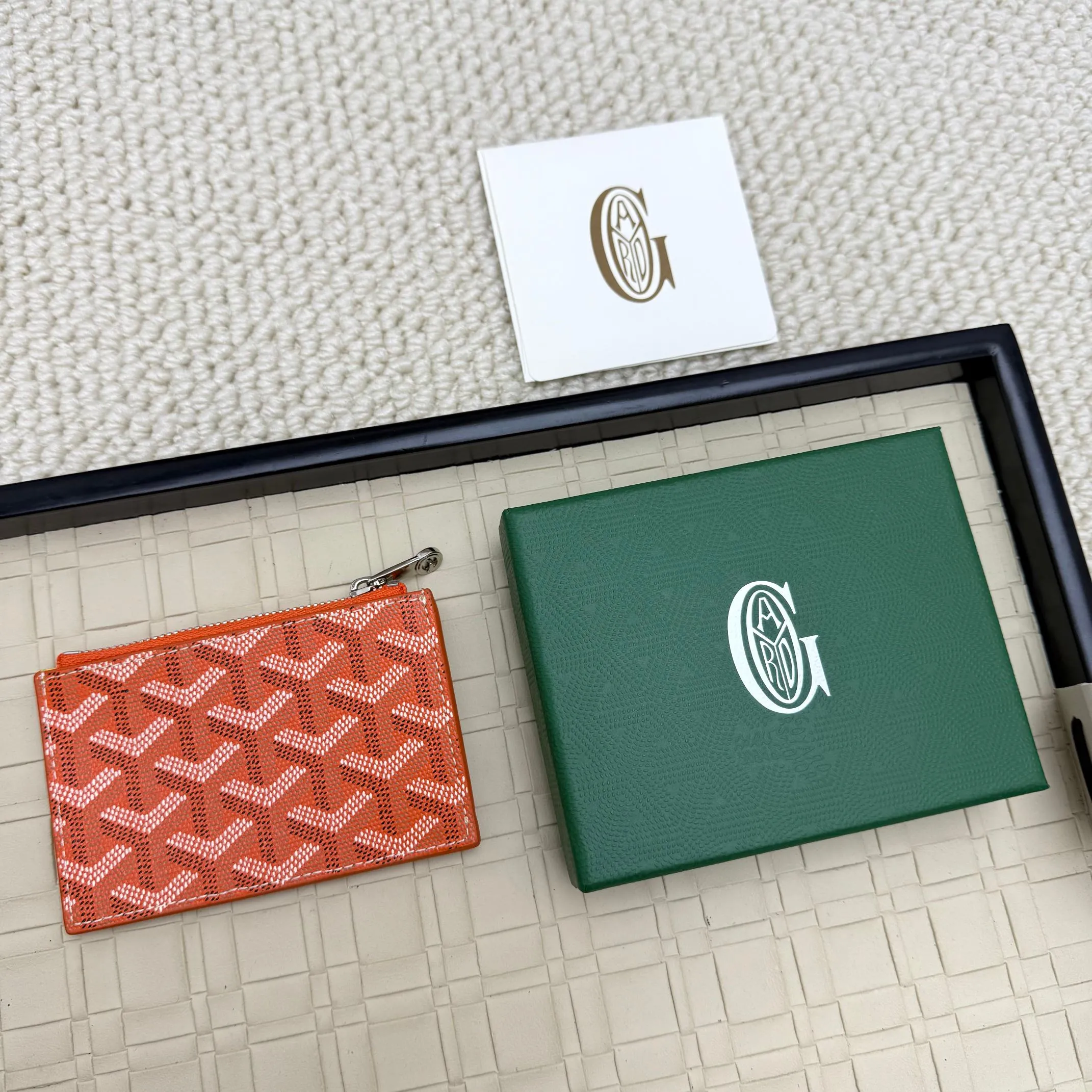 💰 120 Goyard Bourbon zipper coin card holder. This coin card holder has 3 card slots, 1 patch pocket and a zipper pocket to store coins, change or cards, and can safely store change. Exquisite and small, its compact shape can be easily put into a pocket or large bag. Size: 12.5x1x8.4cm No.: 808
