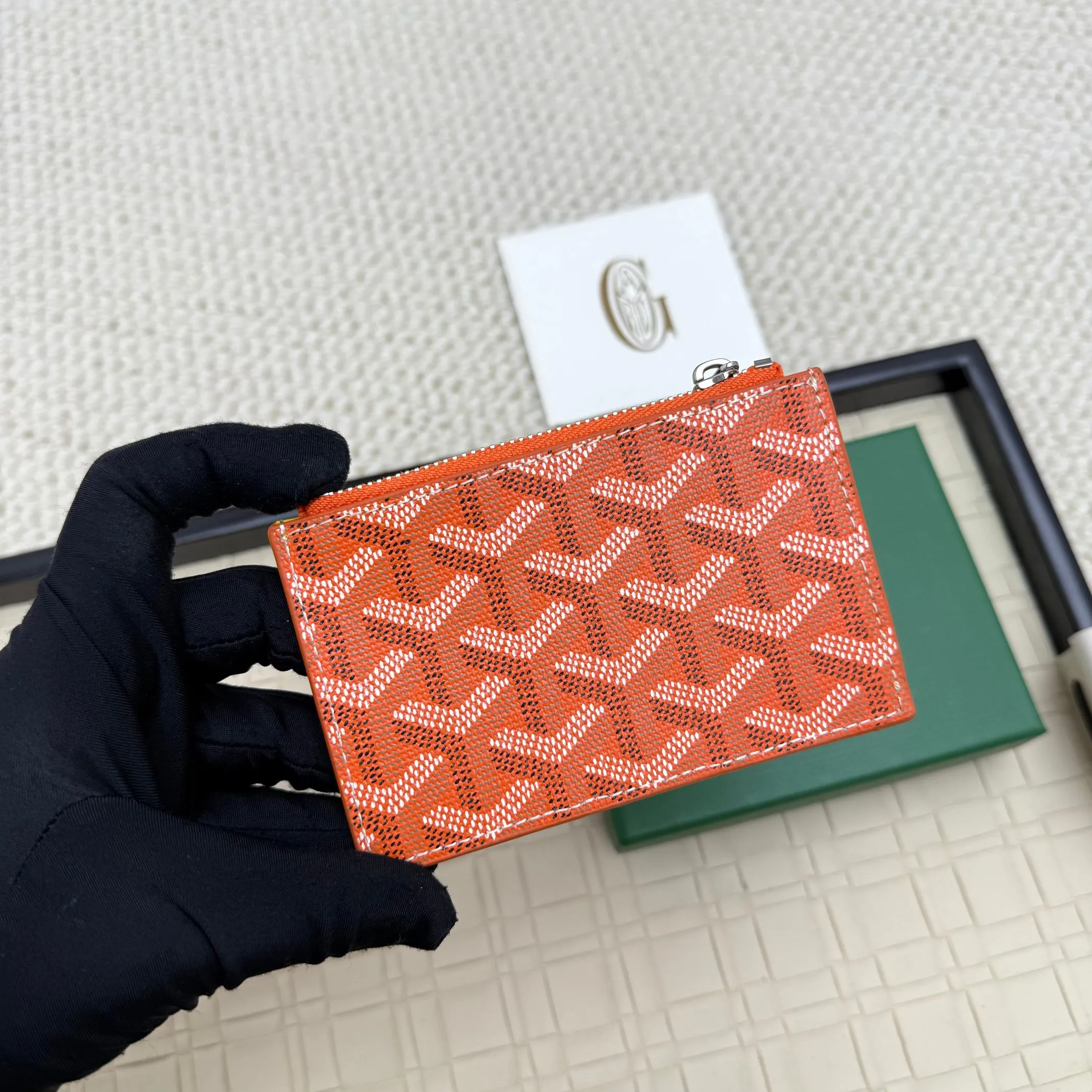 💰 120 Goyard Bourbon zipper coin card holder. This coin card holder has 3 card slots, 1 patch pocket and a zipper pocket to store coins, change or cards, and can safely store change. Exquisite and small, its compact shape can be easily put into a pocket or large bag. Size: 12.5x1x8.4cm No.: 808