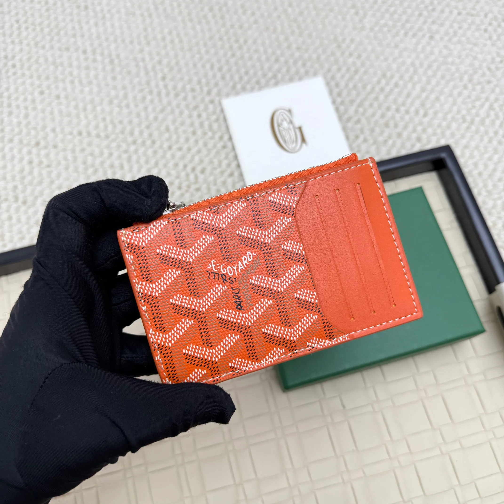 💰 120 Goyard Bourbon zipper coin card holder. This coin card holder has 3 card slots, 1 patch pocket and a zipper pocket to store coins, change or cards, and can safely store change. Exquisite and small, its compact shape can be easily put into a pocket or large bag. Size: 12.5x1x8.4cm No.: 808