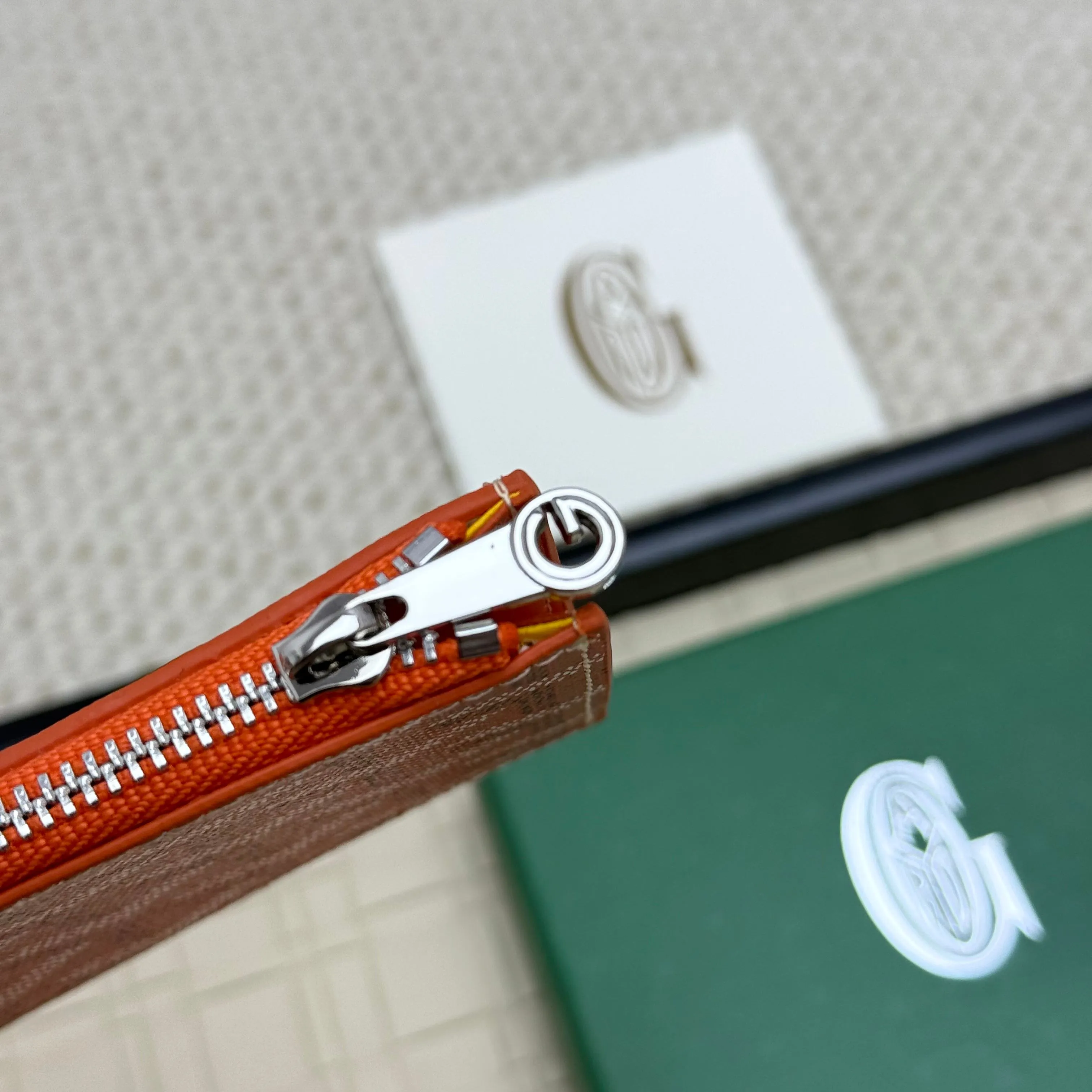 💰 120 Goyard Bourbon zipper coin card holder. This coin card holder has 3 card slots, 1 patch pocket and a zipper pocket to store coins, change or cards, and can safely store change. Exquisite and small, its compact shape can be easily put into a pocket or large bag. Size: 12.5x1x8.4cm No.: 808