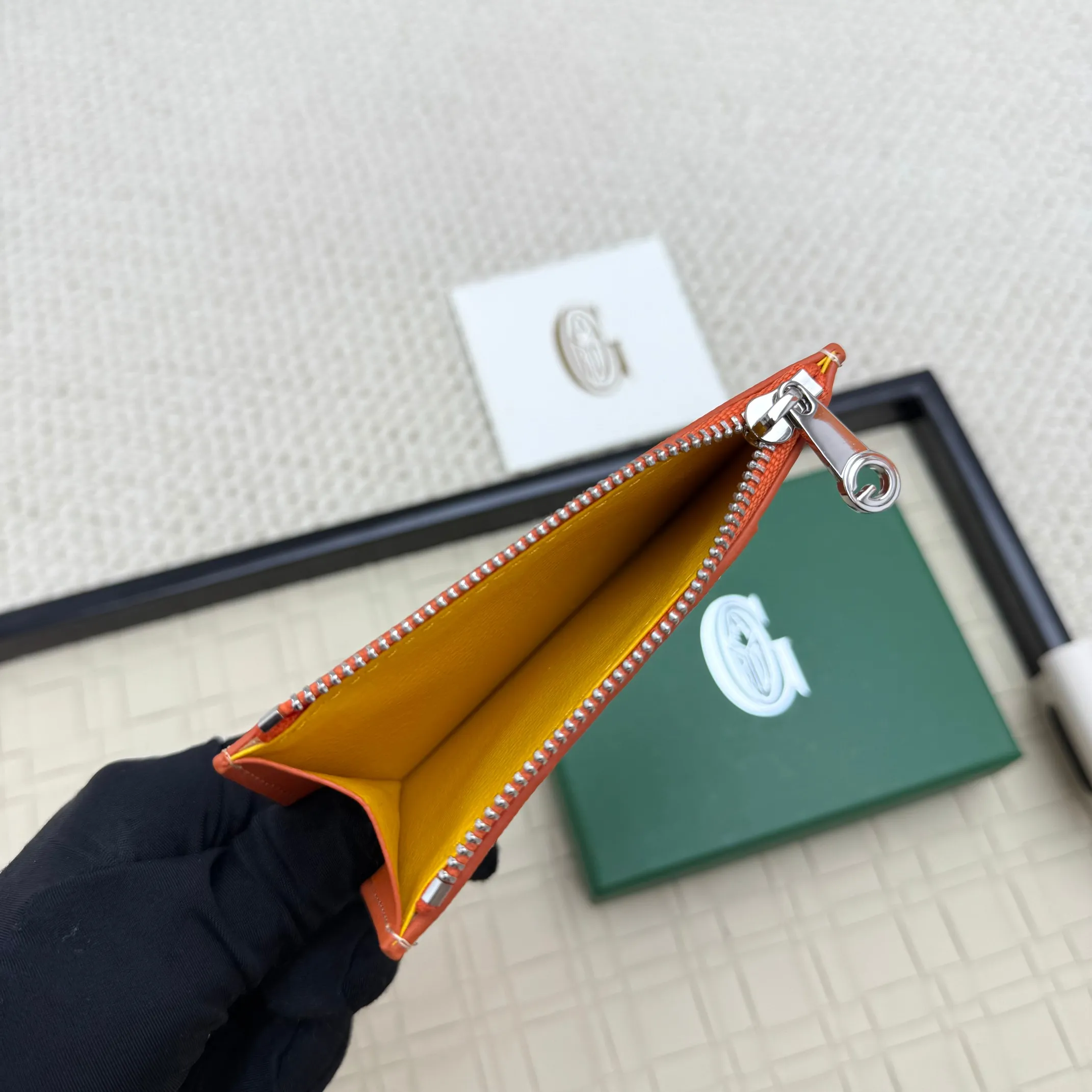 💰 120 Goyard Bourbon zipper coin card holder. This coin card holder has 3 card slots, 1 patch pocket and a zipper pocket to store coins, change or cards, and can safely store change. Exquisite and small, its compact shape can be easily put into a pocket or large bag. Size: 12.5x1x8.4cm No.: 808