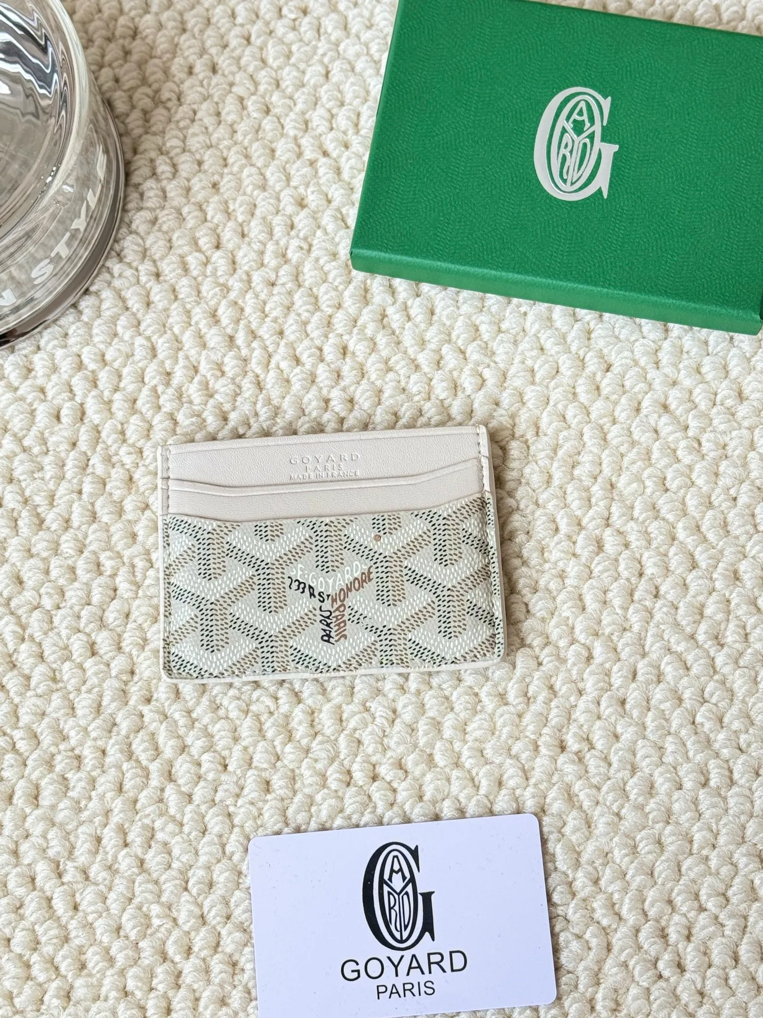 💰100 GOYARD Goya Classic👍🏻The design of Saint-Sulpice card holder is small and compact, and its middle pocket can store cards, documents or folded banknotes. The compact design fits nicely in a jacket or pants pocket. Style number: 9636 Size: 7 x10.5 cm