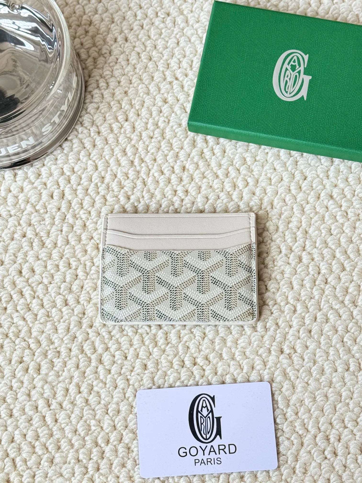 💰100 GOYARD Goya Classic👍🏻The design of Saint-Sulpice card holder is small and compact, and its middle pocket can store cards, documents or folded banknotes. The compact design fits nicely in a jacket or pants pocket. Style number: 9636 Size: 7 x10.5 cm
