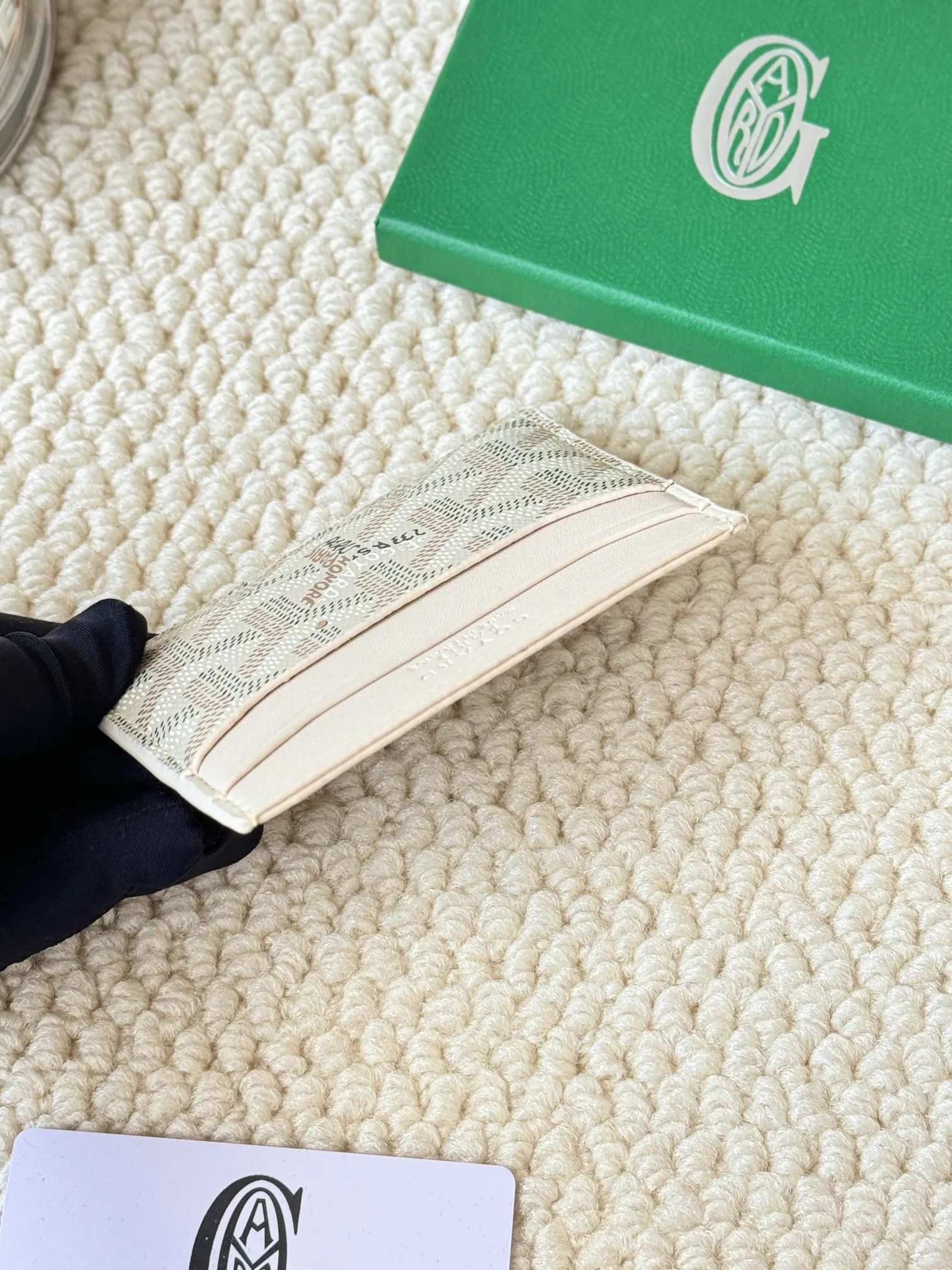 💰100 GOYARD Goya Classic👍🏻The design of Saint-Sulpice card holder is small and compact, and its middle pocket can store cards, documents or folded banknotes. The compact design fits nicely in a jacket or pants pocket. Style number: 9636 Size: 7 x10.5 cm