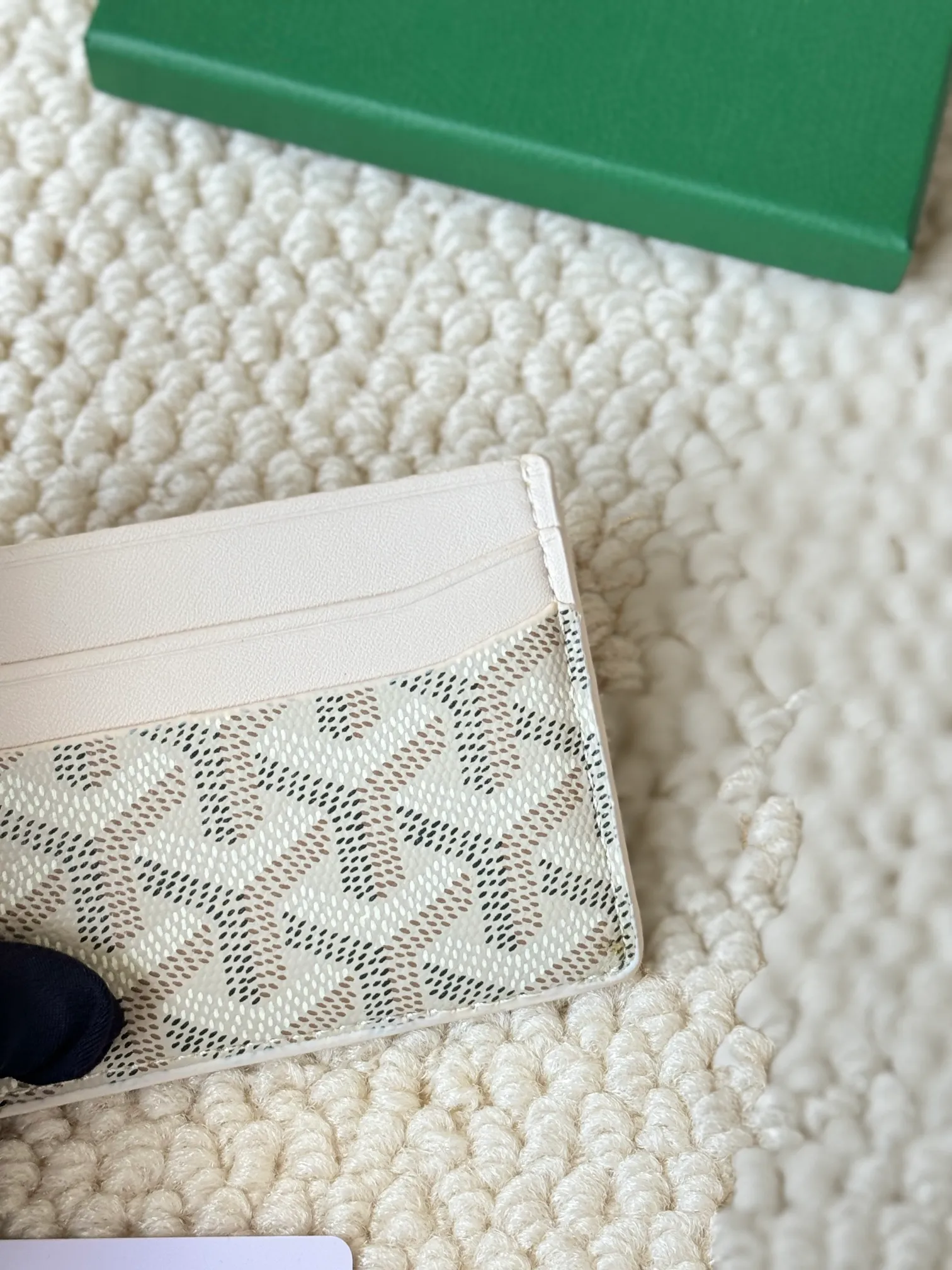 💰100 GOYARD Goya Classic👍🏻The design of Saint-Sulpice card holder is small and compact, and its middle pocket can store cards, documents or folded banknotes. The compact design fits nicely in a jacket or pants pocket. Style number: 9636 Size: 7 x10.5 cm