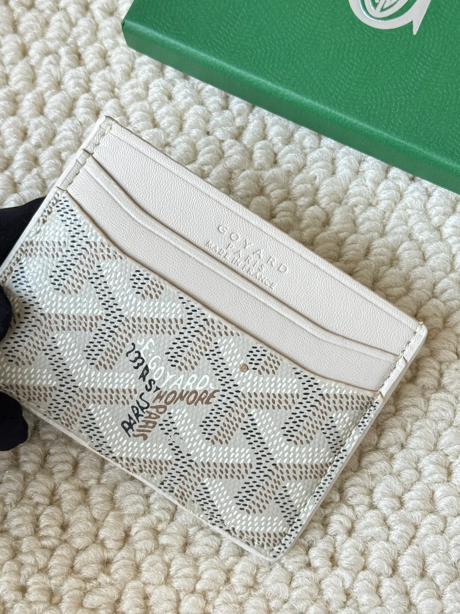 💰100 GOYARD Goya Classic👍🏻The design of Saint-Sulpice card holder is small and compact, and its middle pocket can store cards, documents or folded banknotes. The compact design fits nicely in a jacket or pants pocket. Style number: 9636 Size: 7 x10.5 cm