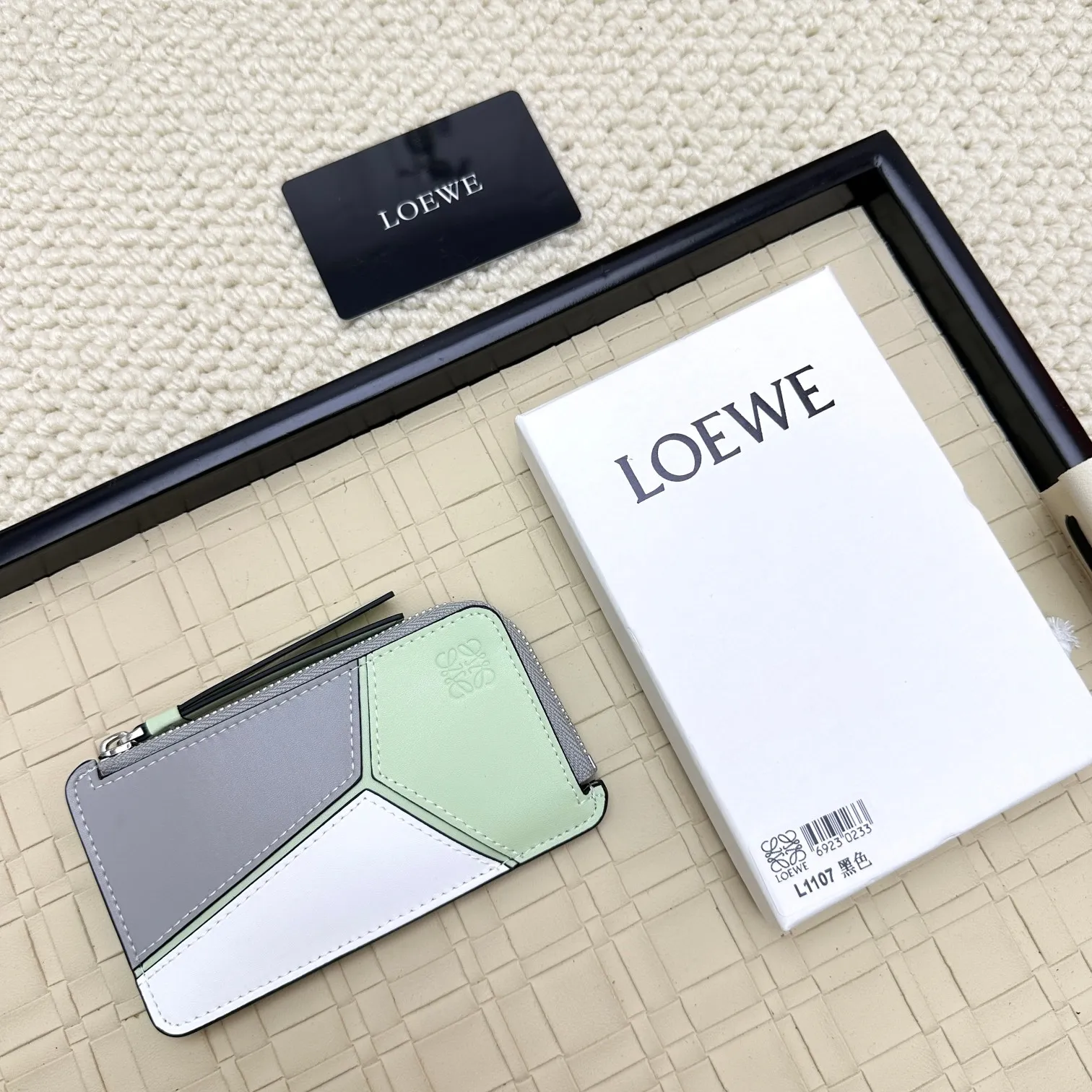 💰120 ·Loewe’s new card holders are back in stock! The new ones are all with metal logos, which are more refined than the old ones~~ Comes with box and dust bag! It’s a good idea to choose this small accessory for Valentine’s Day ~~Model: L1107 Size: 13*7.5*1