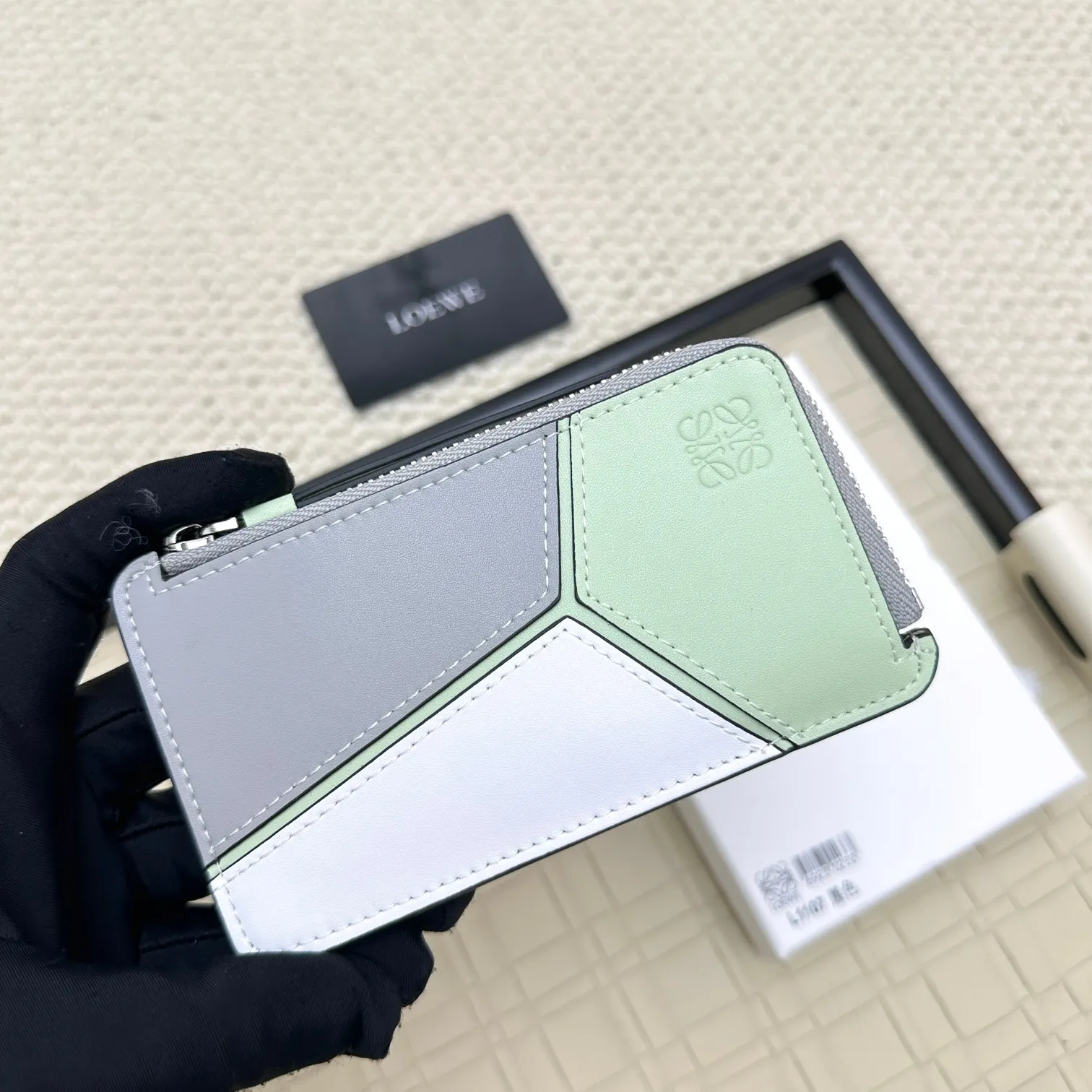 💰120 ·Loewe’s new card holders are back in stock! The new ones are all with metal logos, which are more refined than the old ones~~ Comes with box and dust bag! It’s a good idea to choose this small accessory for Valentine’s Day ~~Model: L1107 Size: 13*7.5*1