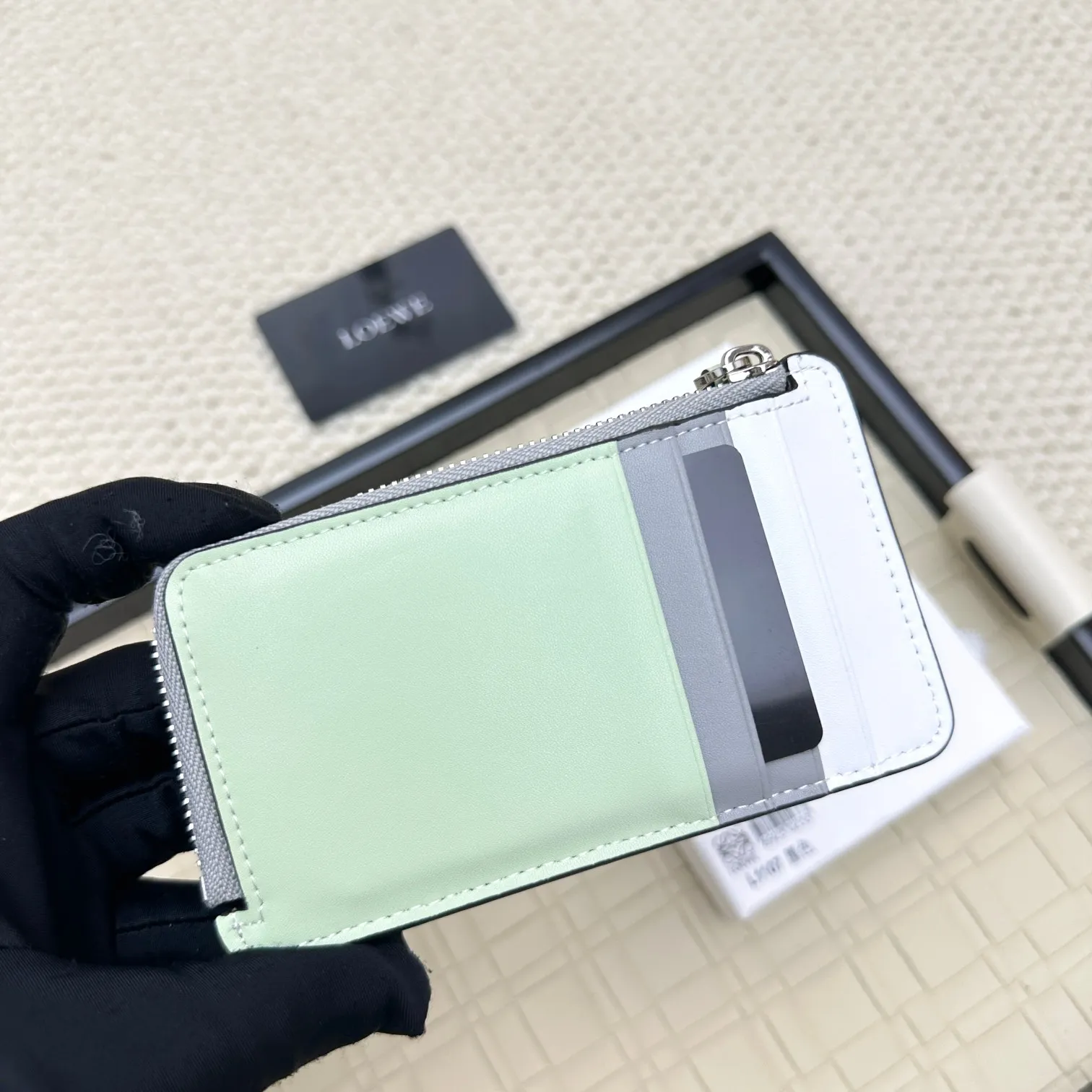 💰120 ·Loewe’s new card holders are back in stock! The new ones are all with metal logos, which are more refined than the old ones~~ Comes with box and dust bag! It’s a good idea to choose this small accessory for Valentine’s Day ~~Model: L1107 Size: 13*7.5*1