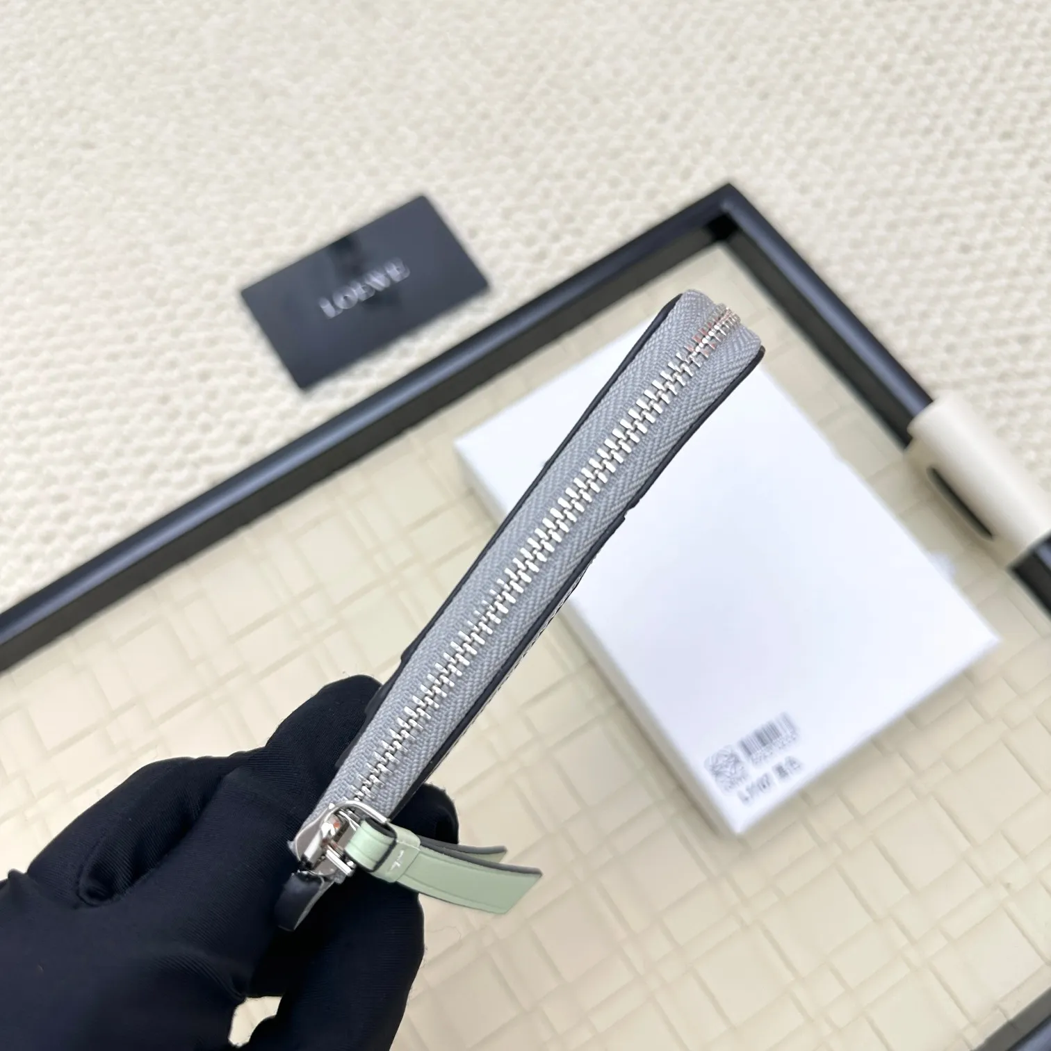 💰120 ·Loewe’s new card holders are back in stock! The new ones are all with metal logos, which are more refined than the old ones~~ Comes with box and dust bag! It’s a good idea to choose this small accessory for Valentine’s Day ~~Model: L1107 Size: 13*7.5*1