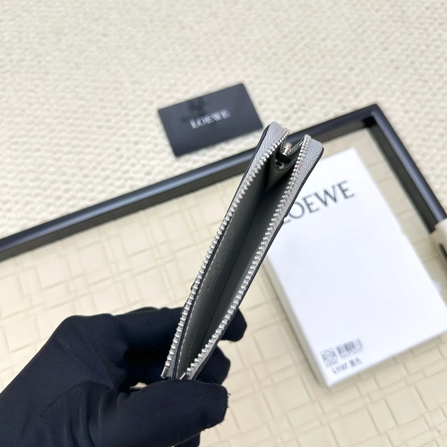 💰120 ·Loewe’s new card holders are back in stock! The new ones are all with metal logos, which are more refined than the old ones~~ Comes with box and dust bag! It’s a good idea to choose this small accessory for Valentine’s Day ~~Model: L1107 Size: 13*7.5*1