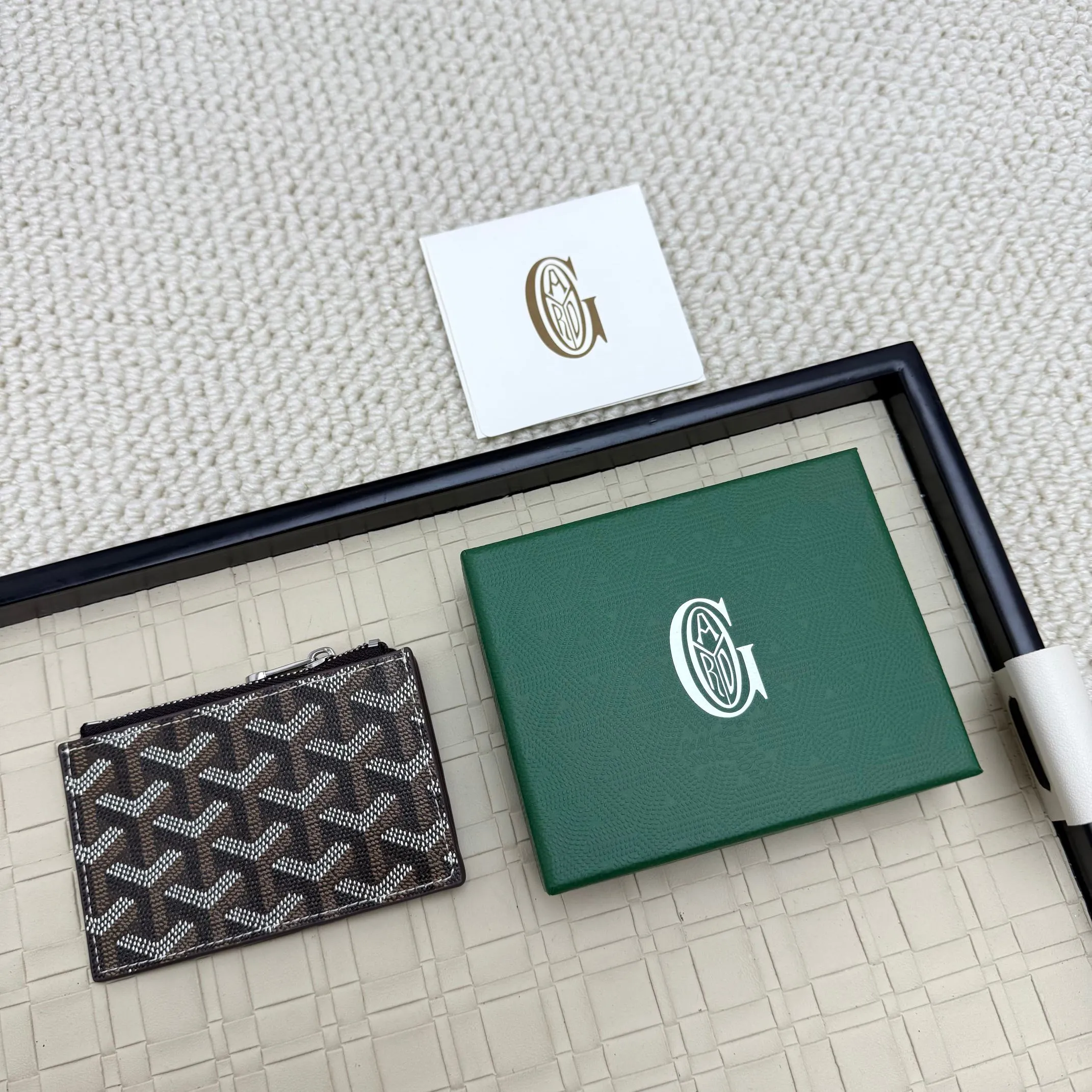 💰 120 Goyard Bourbon zipper coin card holder. This coin card holder has 3 card slots, 1 patch pocket and a zipper pocket to store coins, change or cards, and can safely store change. Exquisite and small, its compact shape can be easily put into a pocket or large bag. Size: 12.5x1x8.4cm No.: 808