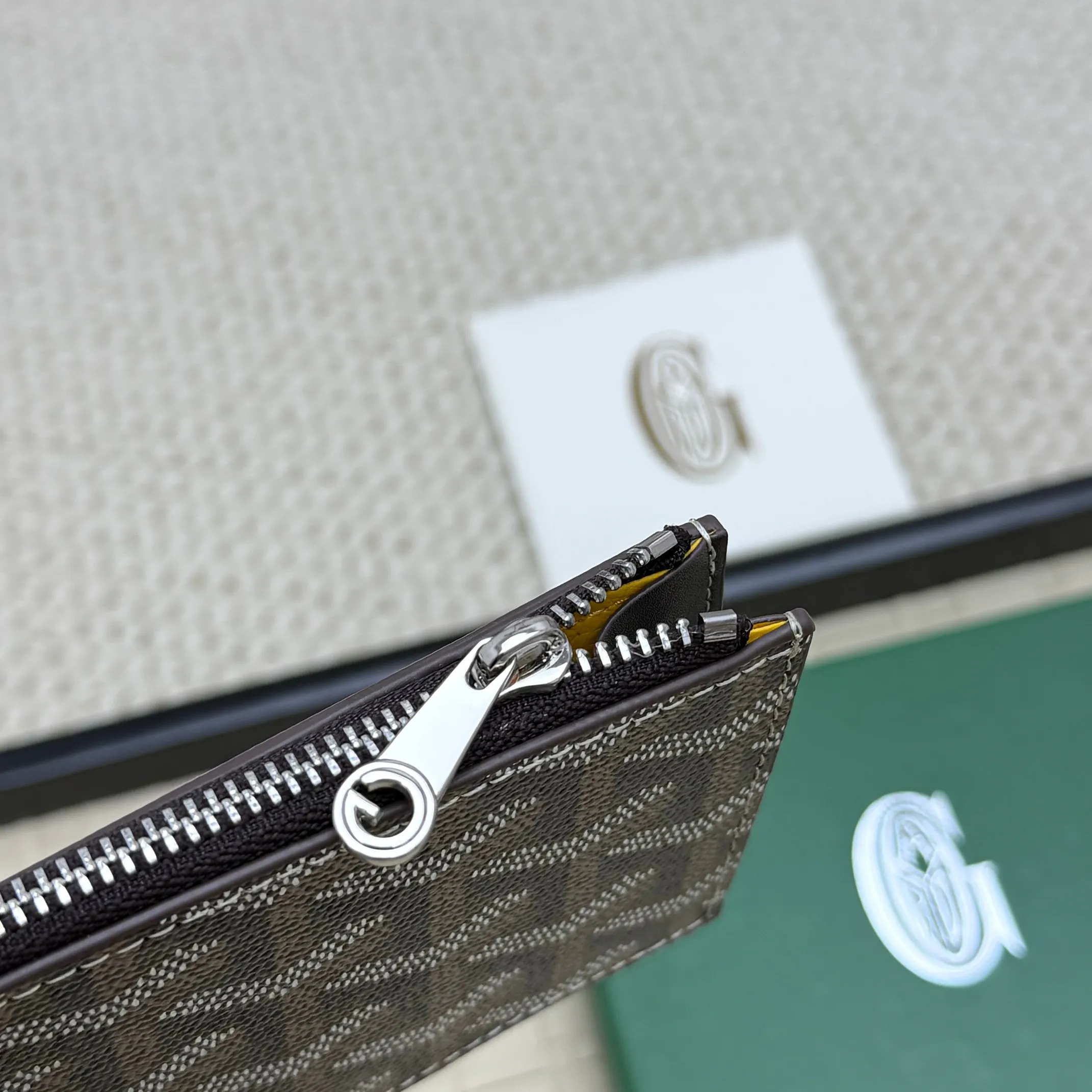 💰 120 Goyard Bourbon zipper coin card holder. This coin card holder has 3 card slots, 1 patch pocket and a zipper pocket to store coins, change or cards, and can safely store change. Exquisite and small, its compact shape can be easily put into a pocket or large bag. Size: 12.5x1x8.4cm No.: 808