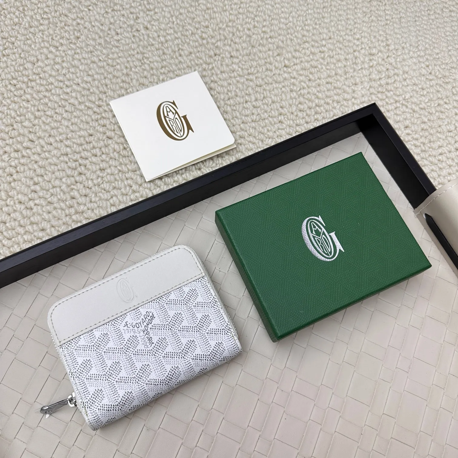 💰140 GOYARD Matignon Mini coin purse features a full zipper closure. Its central compartment holds coins, while its interior patch pocket holds cards or small IDs. No.: 805 Size: 10.4*7.5*1.8cm