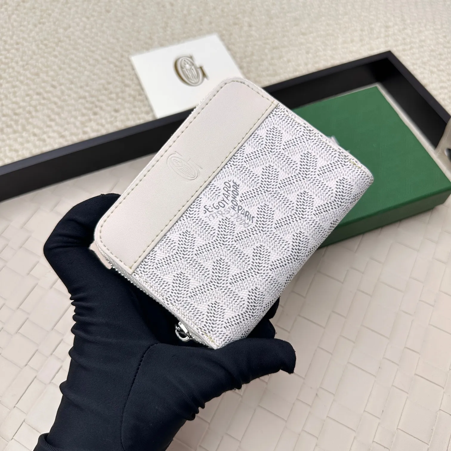 💰140 GOYARD Matignon Mini coin purse features a full zipper closure. Its central compartment holds coins, while its interior patch pocket holds cards or small IDs. No.: 805 Size: 10.4*7.5*1.8cm