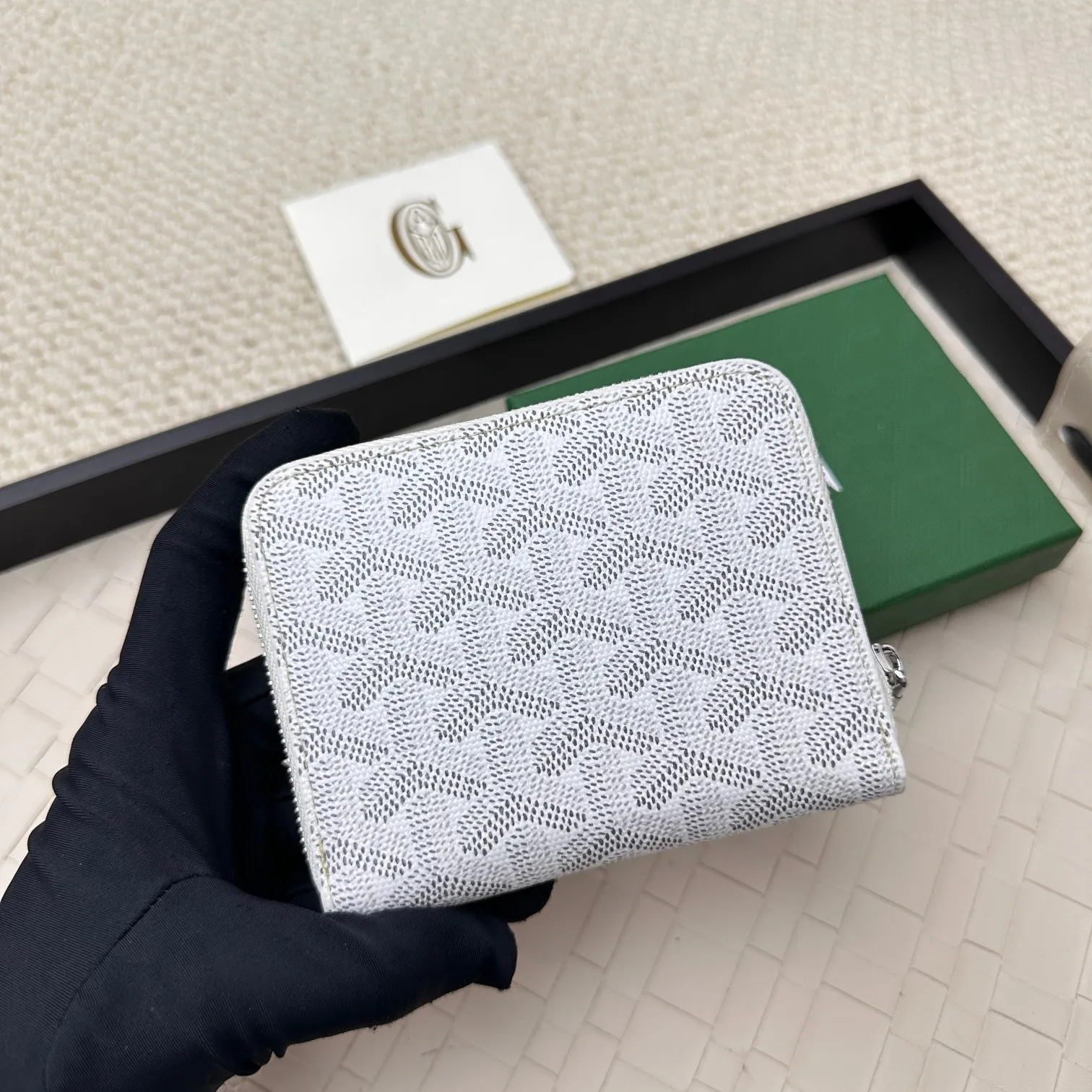 💰140 GOYARD Matignon Mini coin purse features a full zipper closure. Its central compartment holds coins, while its interior patch pocket holds cards or small IDs. No.: 805 Size: 10.4*7.5*1.8cm
