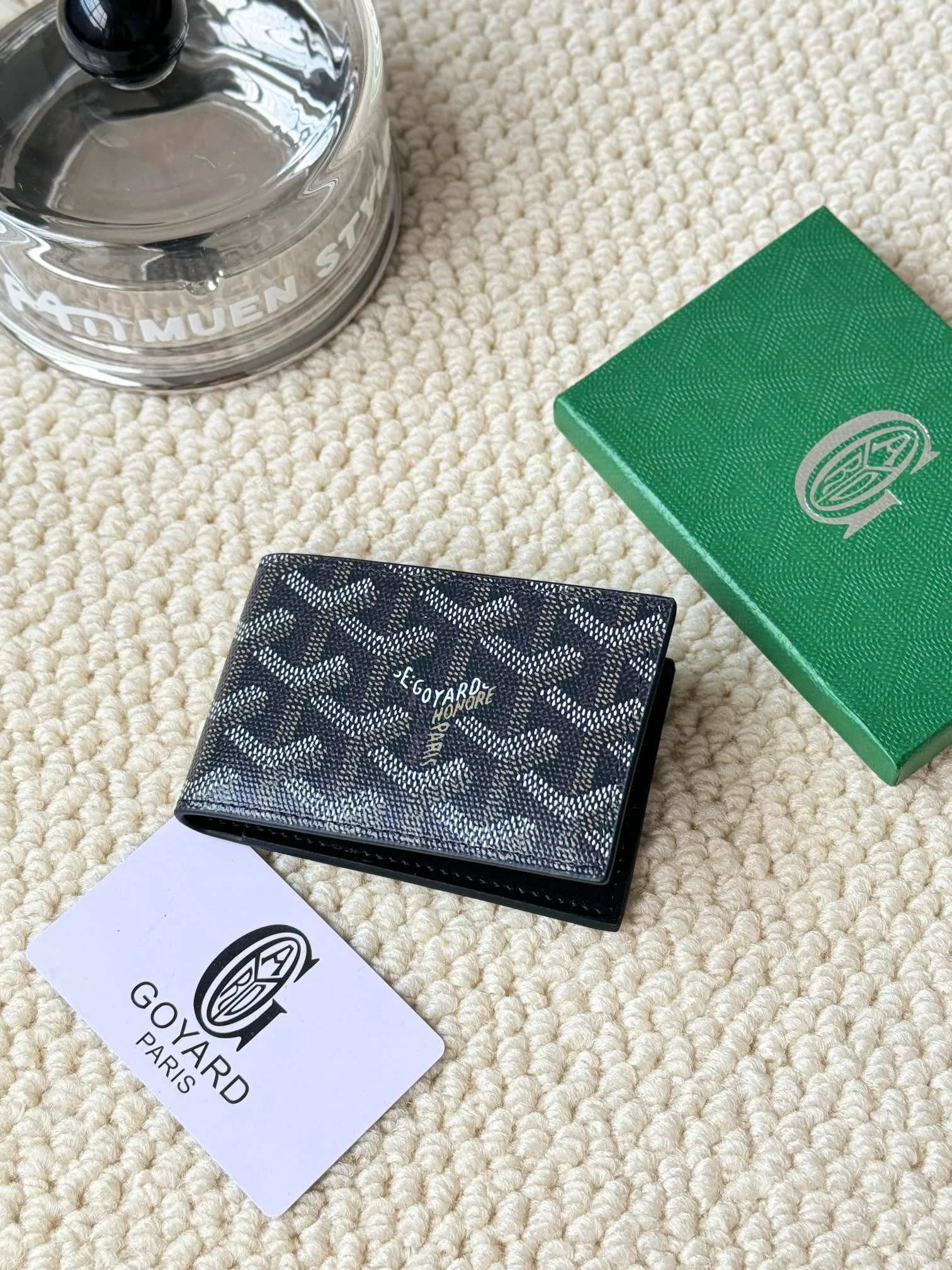 💰100Insert Victoire Card Holder can not only be used on its own, but also fits into the Victoire Wallet to add more card storage space. Goyardine canvas & Vauzelles calfskin Style number: 9638 Size: 7.1 cmx0.5 cmx10 cm