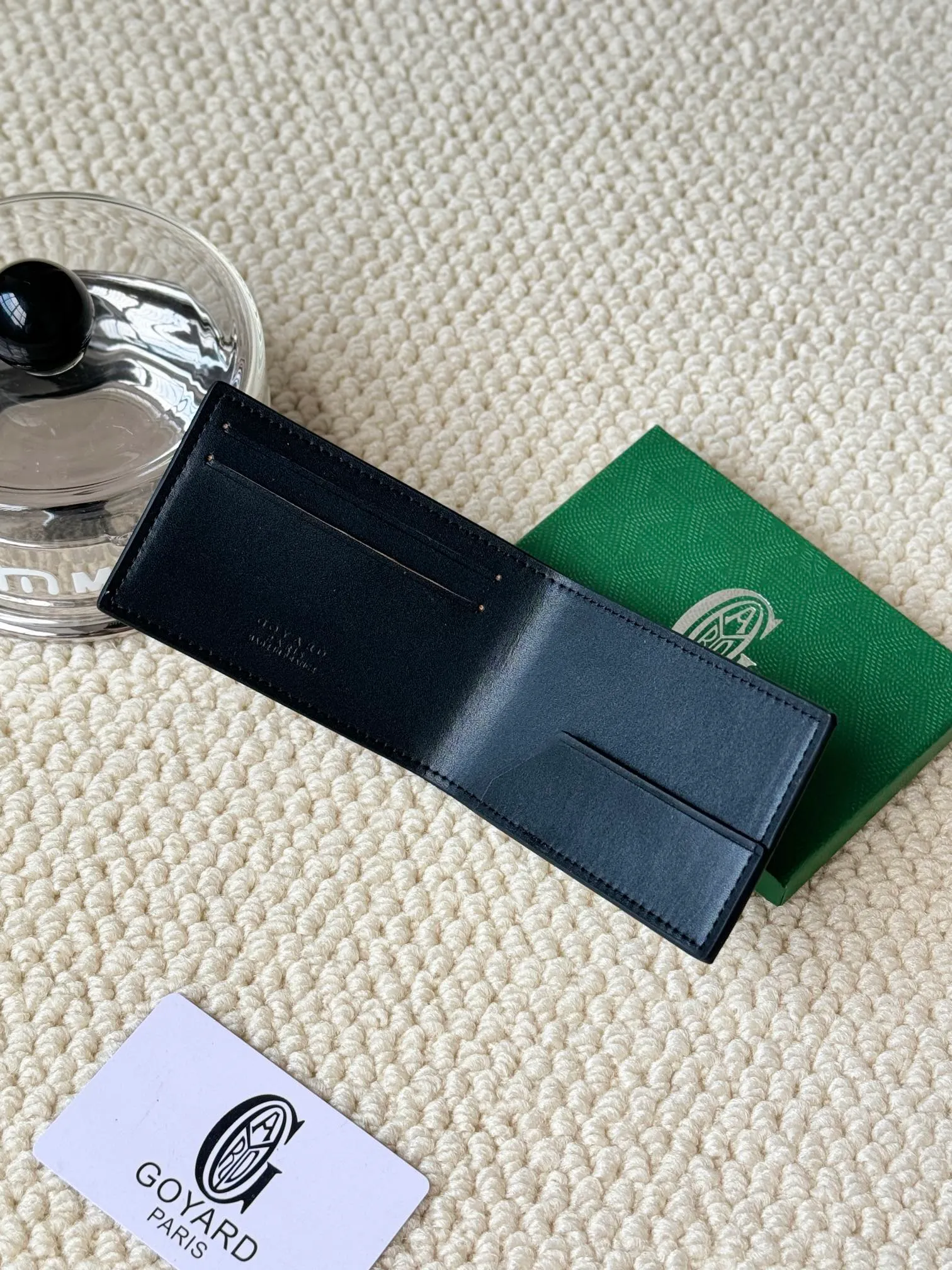 💰100Insert Victoire Card Holder can not only be used on its own, but also fits into the Victoire Wallet to add more card storage space. Goyardine canvas & Vauzelles calfskin Style number: 9638 Size: 7.1 cmx0.5 cmx10 cm