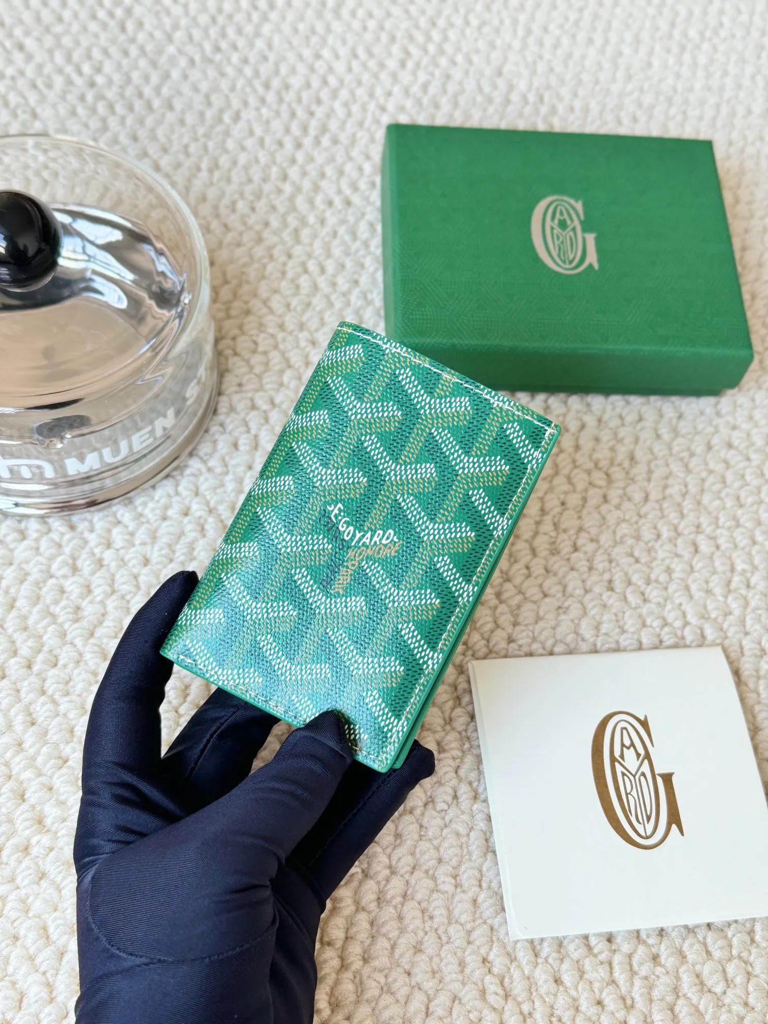 💰120 Goyard Goyardine Canvas & Vauzelles Calfskin No.: 803 Multiple colors available. Can be used as a couple model. It’s yyds to give as a gift for your own use! 6 card slots + two compartments, suitable for traveling. Small and portable, good-looking. Material: goyarine canvas and Vauzelles calfskin. Size: length 8*height 11