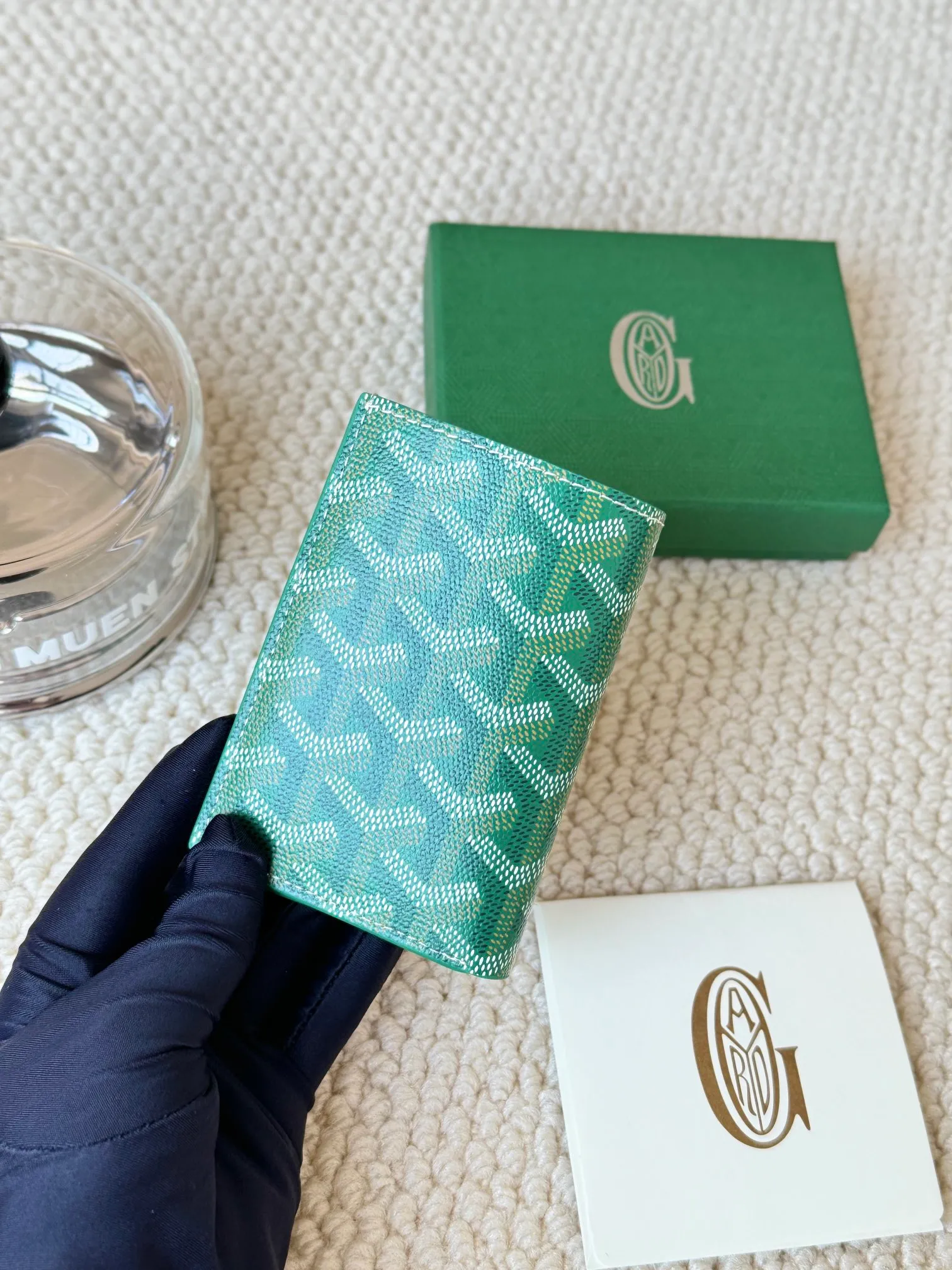 💰120 Goyard Goyardine Canvas & Vauzelles Calfskin No.: 803 Multiple colors available. Can be used as a couple model. It’s yyds to give as a gift for your own use! 6 card slots + two compartments, suitable for traveling. Small and portable, good-looking. Material: goyarine canvas and Vauzelles calfskin. Size: length 8*height 11