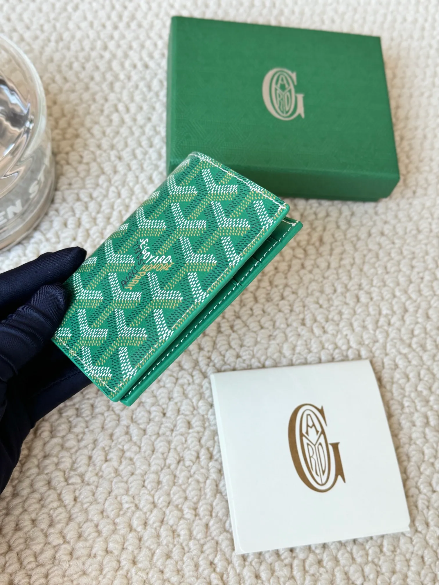 💰120 Goyard Goyardine Canvas & Vauzelles Calfskin No.: 803 Multiple colors available. Can be used as a couple model. It’s yyds to give as a gift for your own use! 6 card slots + two compartments, suitable for traveling. Small and portable, good-looking. Material: goyarine canvas and Vauzelles calfskin. Size: length 8*height 11