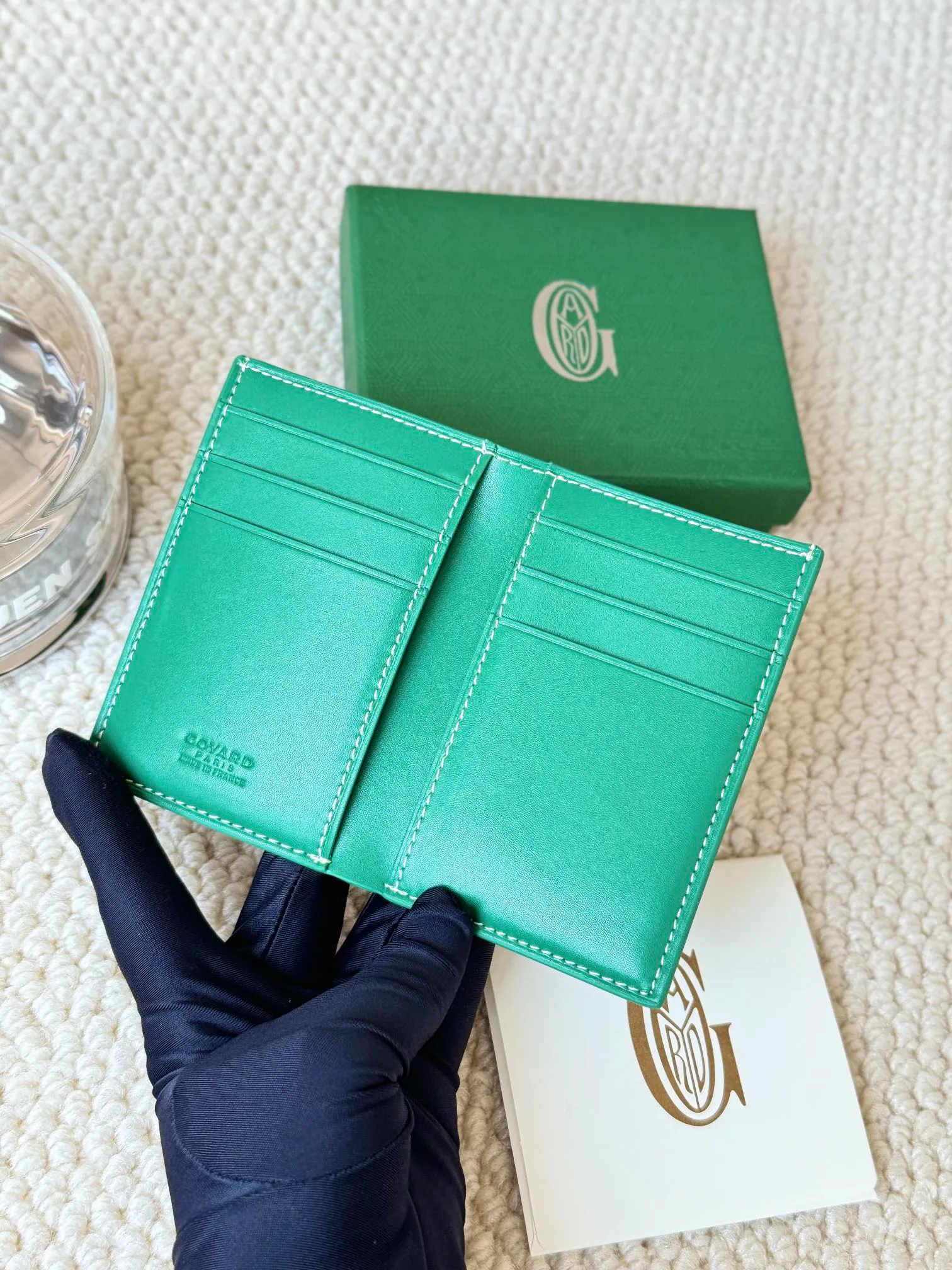 💰120 Goyard Goyardine Canvas & Vauzelles Calfskin No.: 803 Multiple colors available. Can be used as a couple model. It’s yyds to give as a gift for your own use! 6 card slots + two compartments, suitable for traveling. Small and portable, good-looking. Material: goyarine canvas and Vauzelles calfskin. Size: length 8*height 11