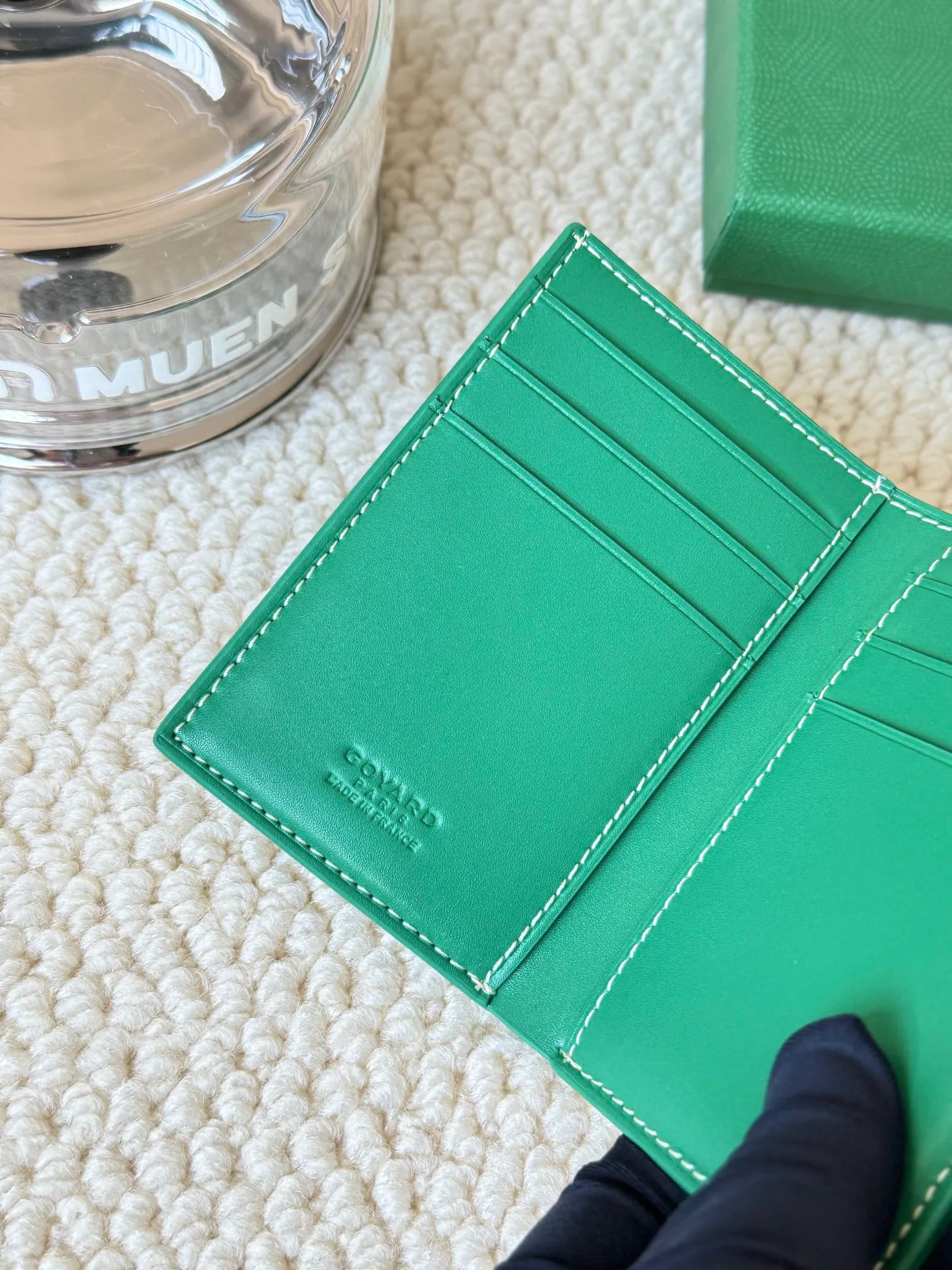 💰120 Goyard Goyardine Canvas & Vauzelles Calfskin No.: 803 Multiple colors available. Can be used as a couple model. It’s yyds to give as a gift for your own use! 6 card slots + two compartments, suitable for traveling. Small and portable, good-looking. Material: goyarine canvas and Vauzelles calfskin. Size: length 8*height 11