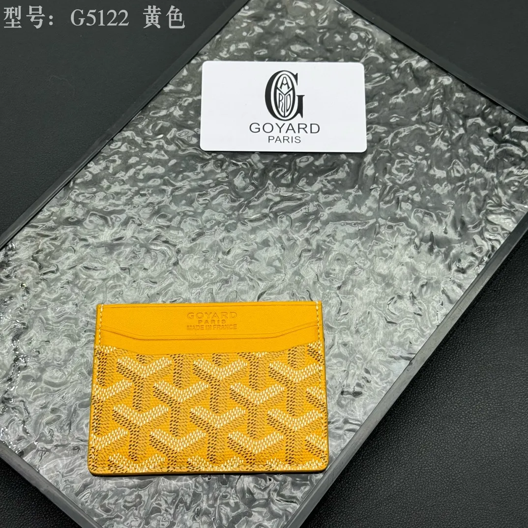 💰90 💎The top-quality original GOYARD Saint-Sulpice card holder has a small and compact design, and its central pocket can store cards, IDs or folded banknotes. The compact design fits nicely in a jacket or pants pocket. Model; G5122 Size: 7*10.5*0.2cm