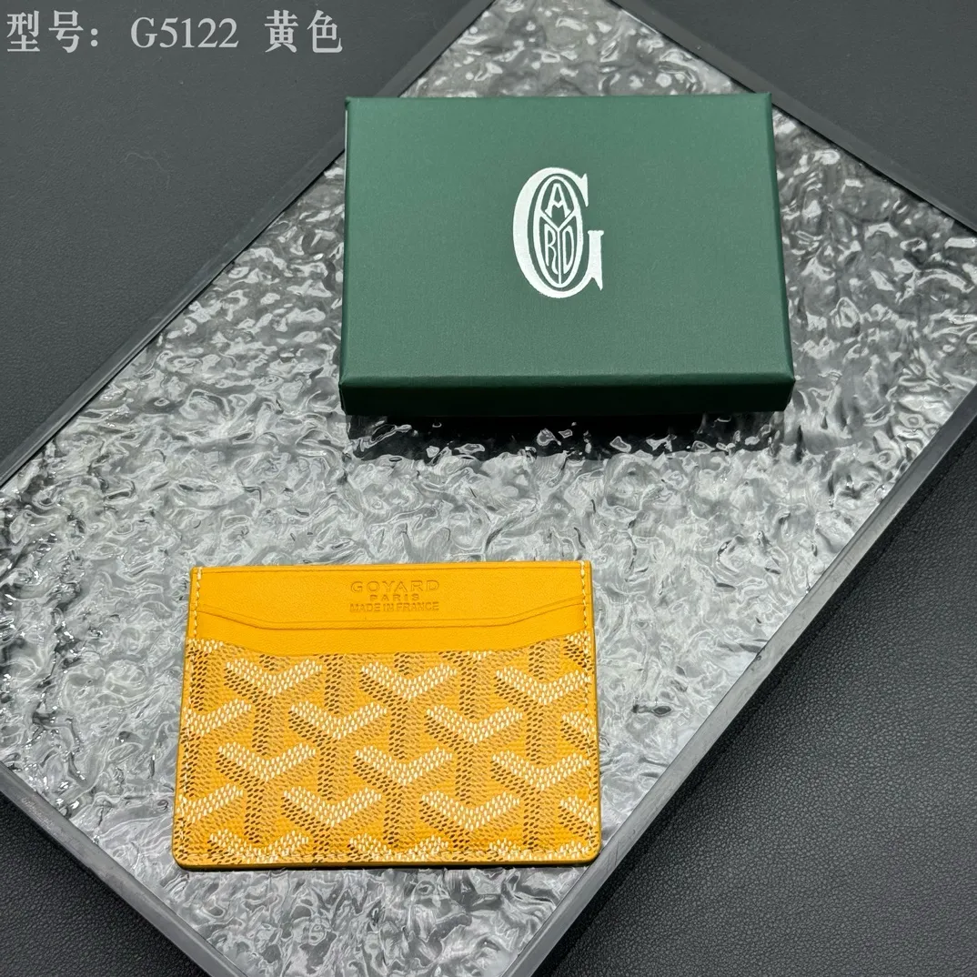 💰90 💎The top-quality original GOYARD Saint-Sulpice card holder has a small and compact design, and its central pocket can store cards, IDs or folded banknotes. The compact design fits nicely in a jacket or pants pocket. Model; G5122 Size: 7*10.5*0.2cm