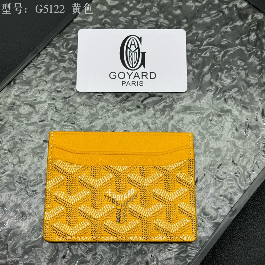 💰90 💎The top-quality original GOYARD Saint-Sulpice card holder has a small and compact design, and its central pocket can store cards, IDs or folded banknotes. The compact design fits nicely in a jacket or pants pocket. Model; G5122 Size: 7*10.5*0.2cm