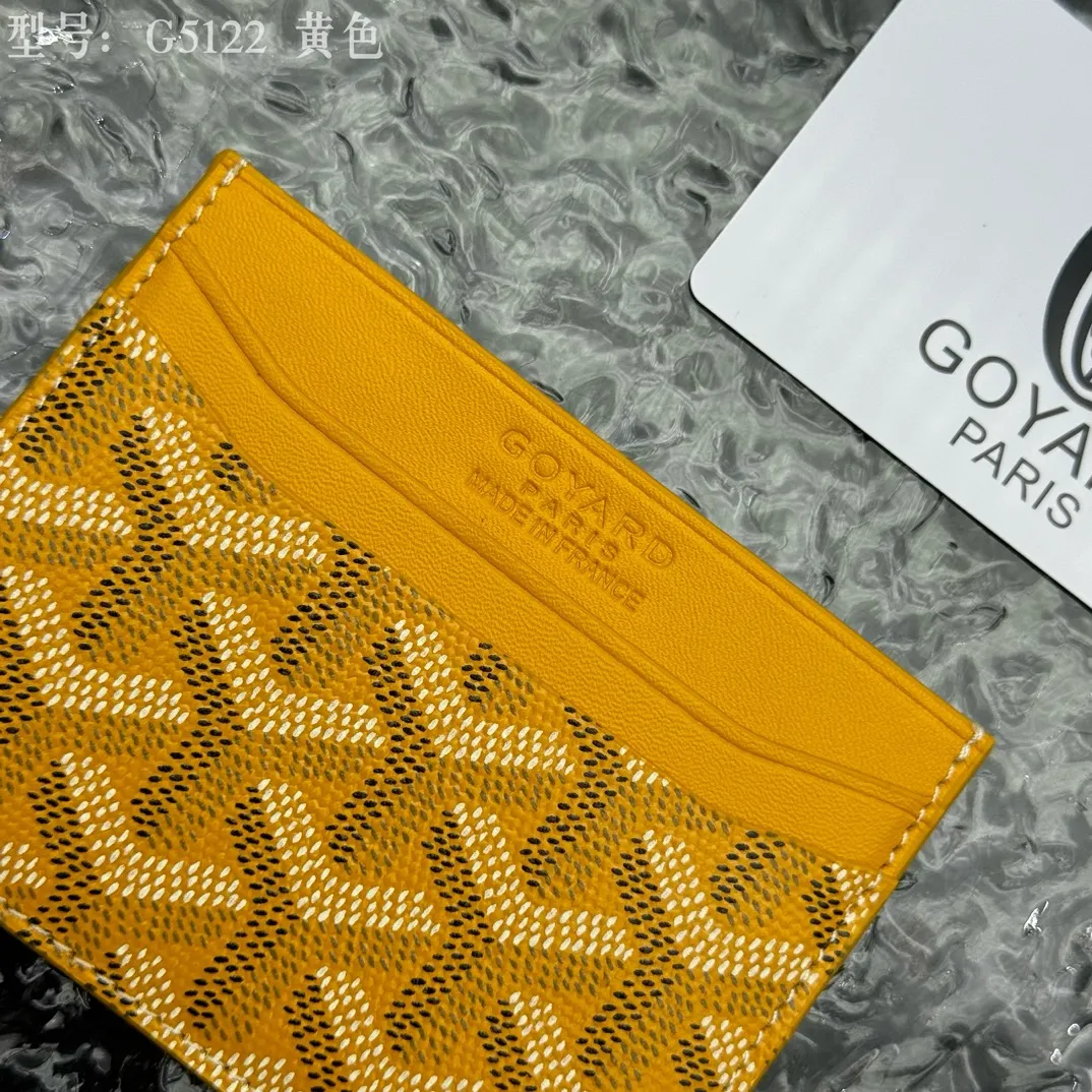 💰90 💎The top-quality original GOYARD Saint-Sulpice card holder has a small and compact design, and its central pocket can store cards, IDs or folded banknotes. The compact design fits nicely in a jacket or pants pocket. Model; G5122 Size: 7*10.5*0.2cm