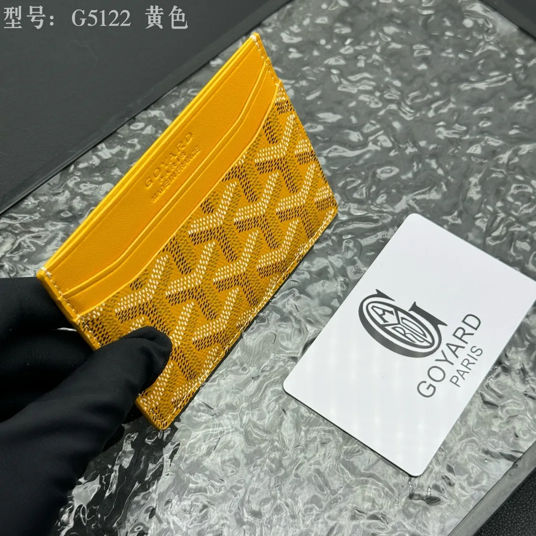 💰90 💎The top-quality original GOYARD Saint-Sulpice card holder has a small and compact design, and its central pocket can store cards, IDs or folded banknotes. The compact design fits nicely in a jacket or pants pocket. Model; G5122 Size: 7*10.5*0.2cm