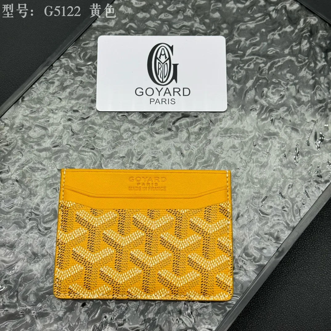 💰90 💎The top-quality original GOYARD Saint-Sulpice card holder has a small and compact design, and its central pocket can store cards, IDs or folded banknotes. The compact design fits nicely in a jacket or pants pocket. Model; G5122 Size: 7*10.5*0.2cm