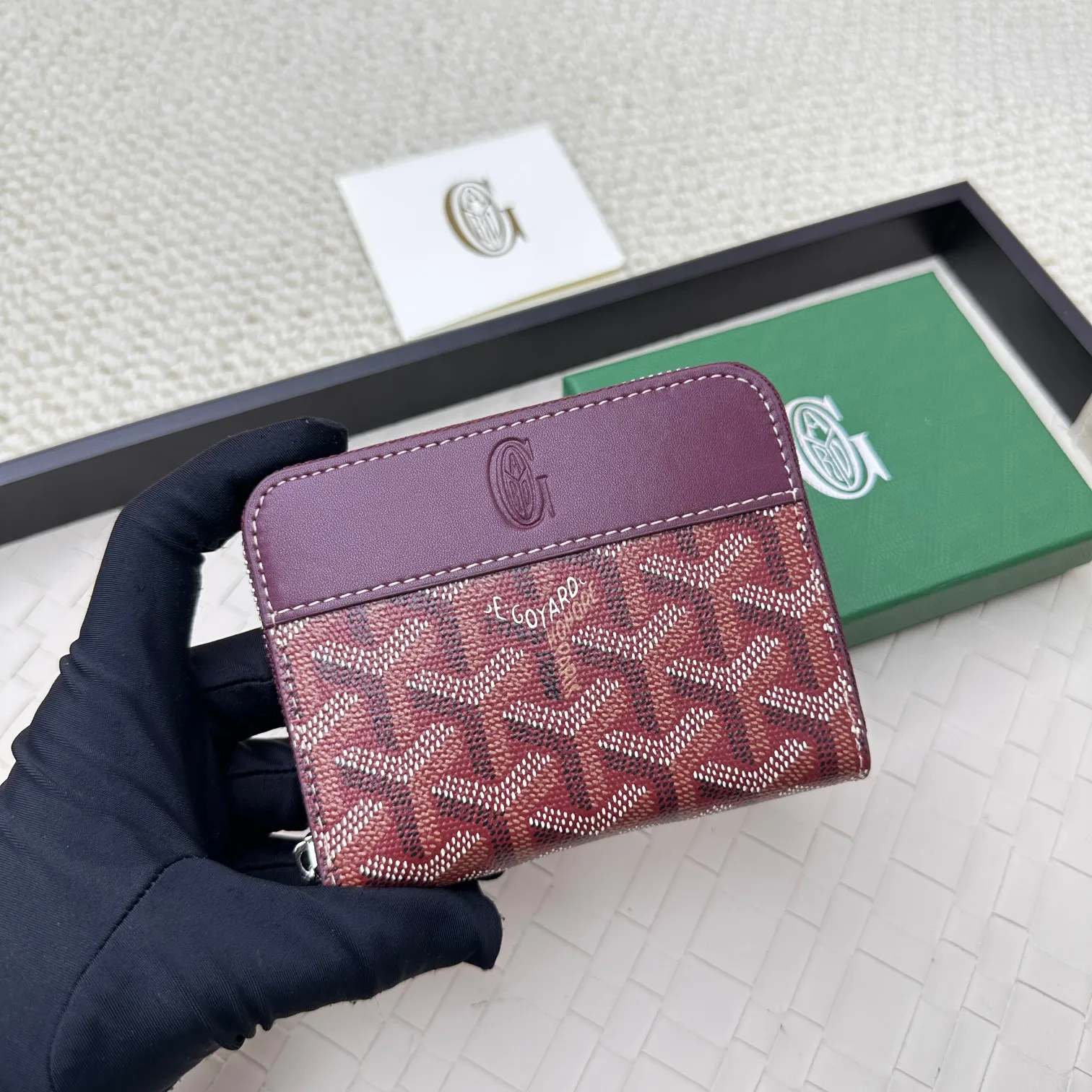 💰140 GOYARD Matignon Mini coin purse features a full zipper closure. Its central compartment holds coins, while its interior patch pocket holds cards or small IDs. No.: 805 Size: 10.4*7.5*1.8cm