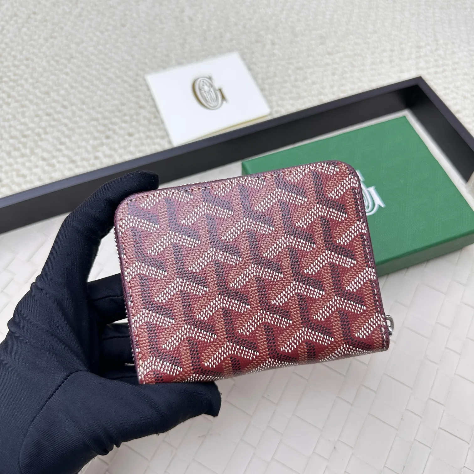 💰140 GOYARD Matignon Mini coin purse features a full zipper closure. Its central compartment holds coins, while its interior patch pocket holds cards or small IDs. No.: 805 Size: 10.4*7.5*1.8cm