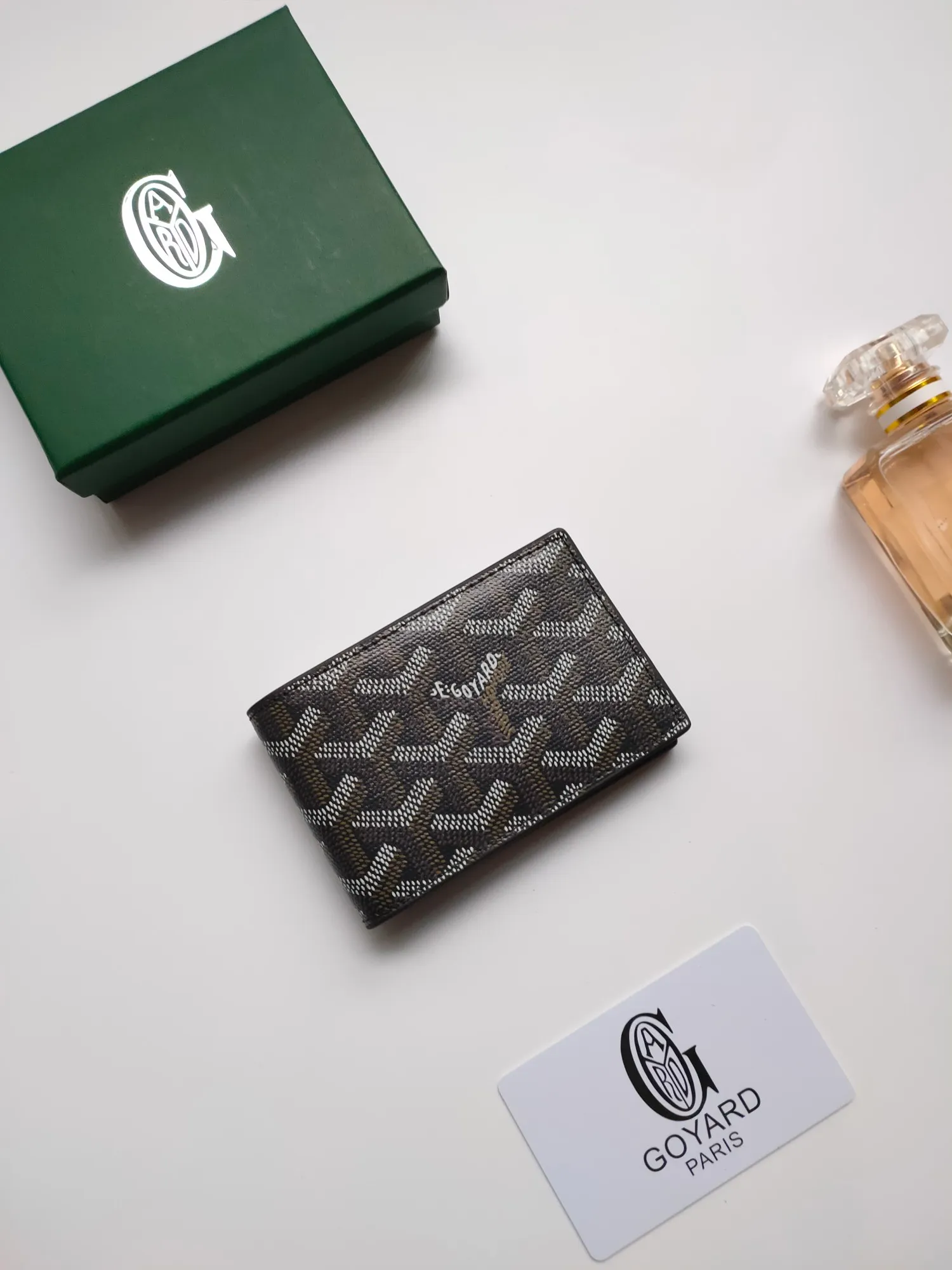 ￥110 Insert Victoire card holder can not only be used alone, but can also be inserted into the Victoire wallet to add more card storage space. Goyardine canvas & Vauzelles calfskin Style number: 9638 Size: 7.1 cmx0.5 cmx10 cm