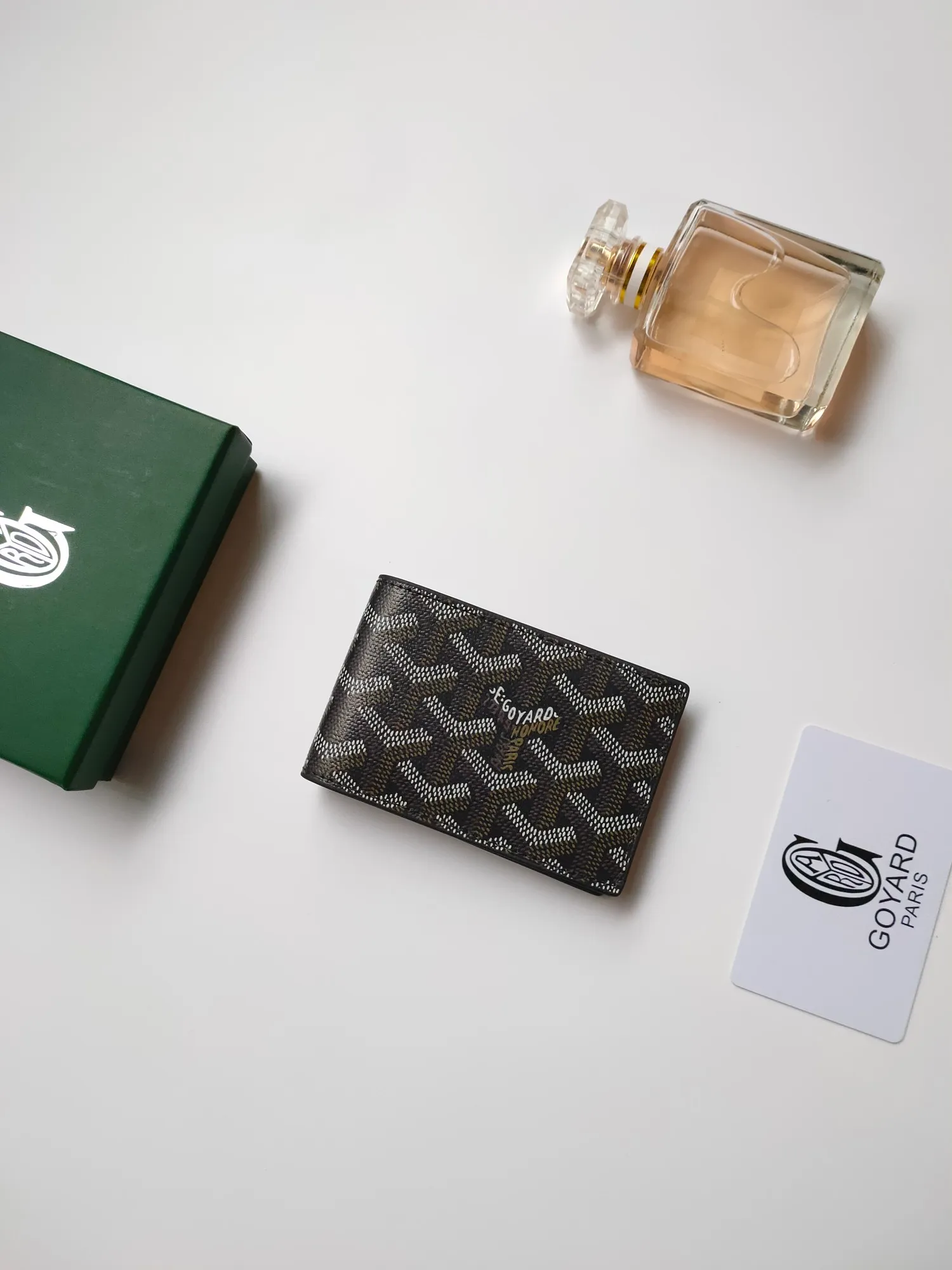 ￥110 Insert Victoire card holder can not only be used alone, but can also be inserted into the Victoire wallet to add more card storage space. Goyardine canvas & Vauzelles calfskin Style number: 9638 Size: 7.1 cmx0.5 cmx10 cm