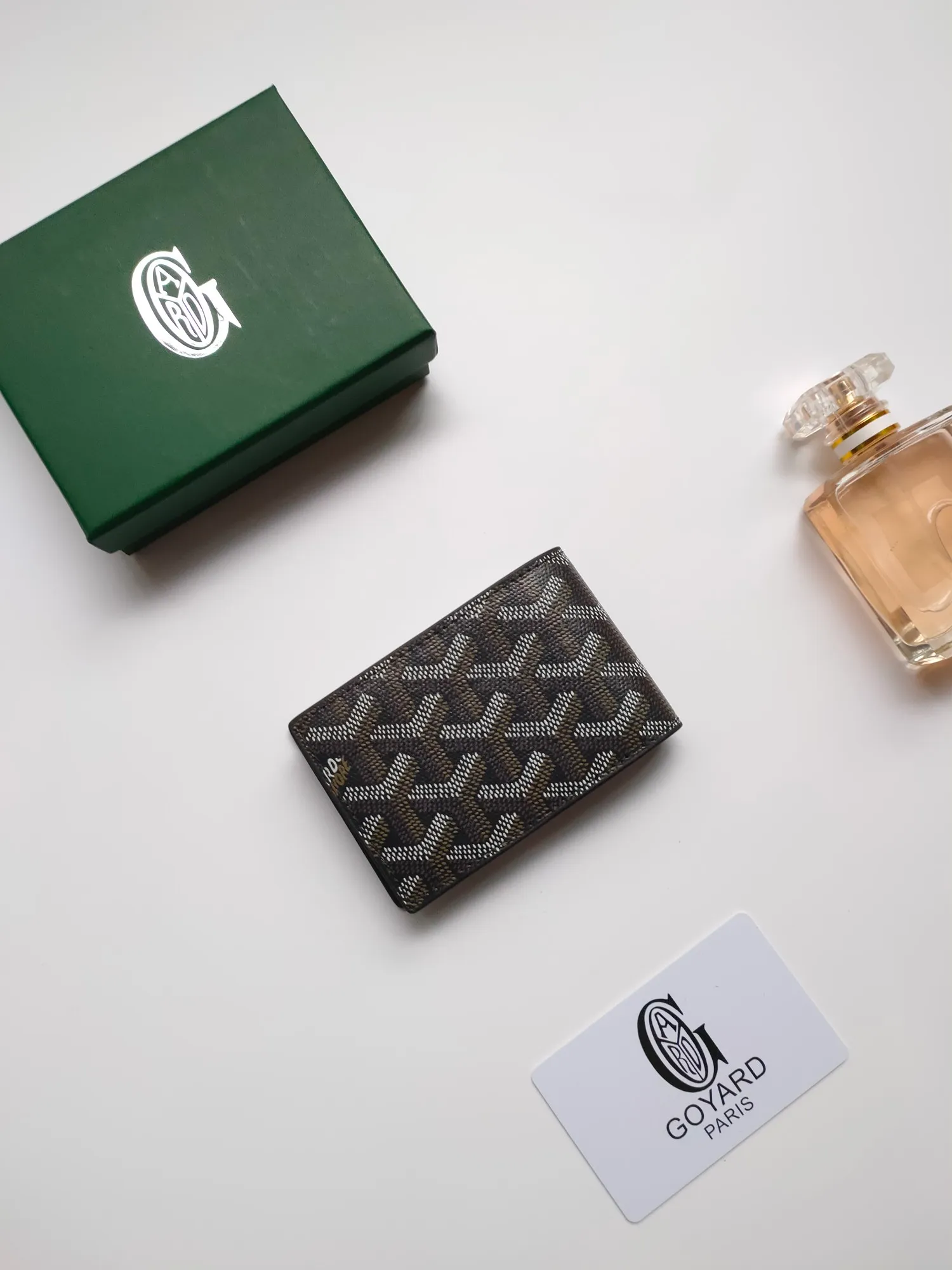 ￥110 Insert Victoire card holder can not only be used alone, but can also be inserted into the Victoire wallet to add more card storage space. Goyardine canvas & Vauzelles calfskin Style number: 9638 Size: 7.1 cmx0.5 cmx10 cm