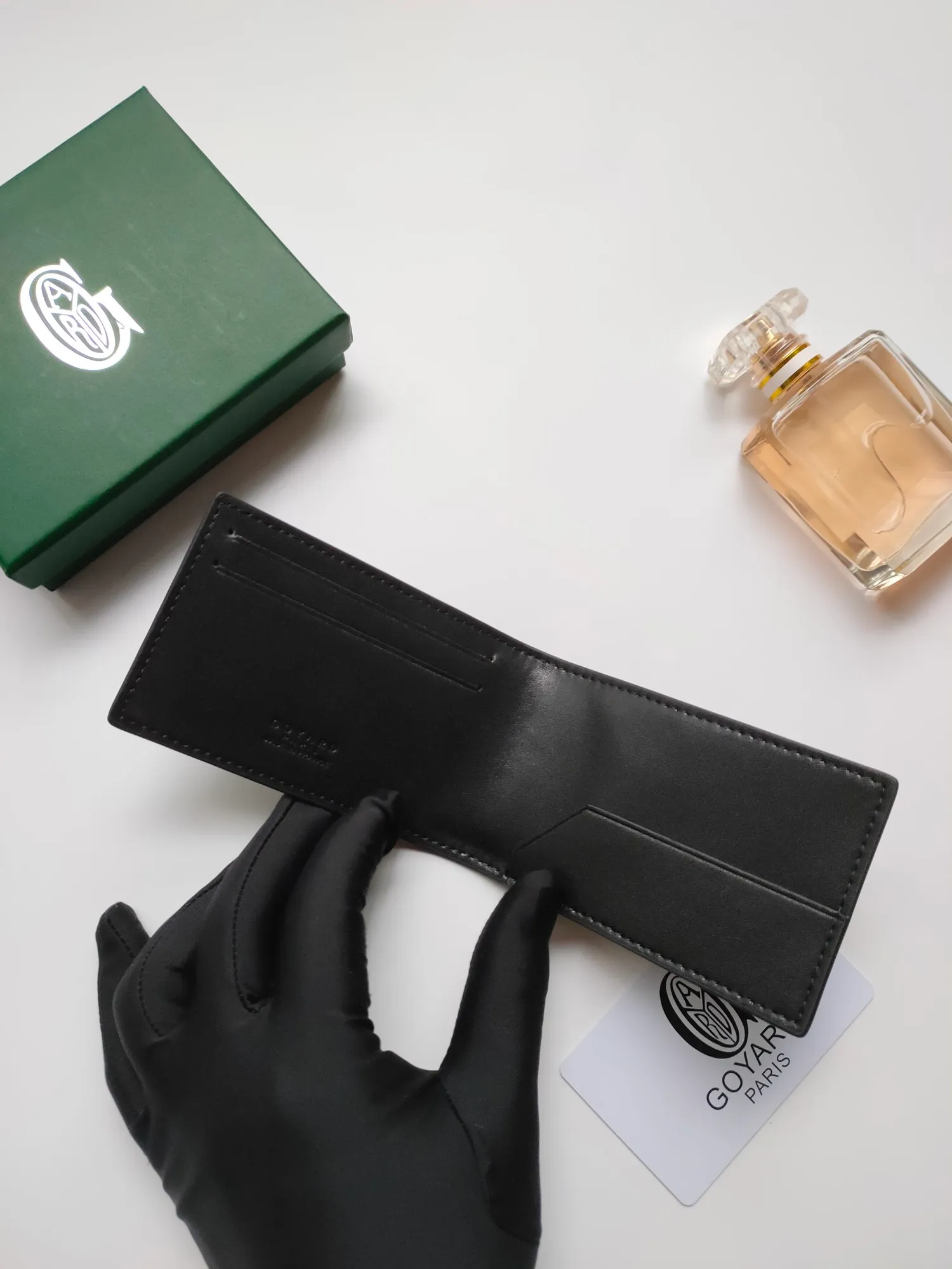 ￥110 Insert Victoire card holder can not only be used alone, but can also be inserted into the Victoire wallet to add more card storage space. Goyardine canvas & Vauzelles calfskin Style number: 9638 Size: 7.1 cmx0.5 cmx10 cm