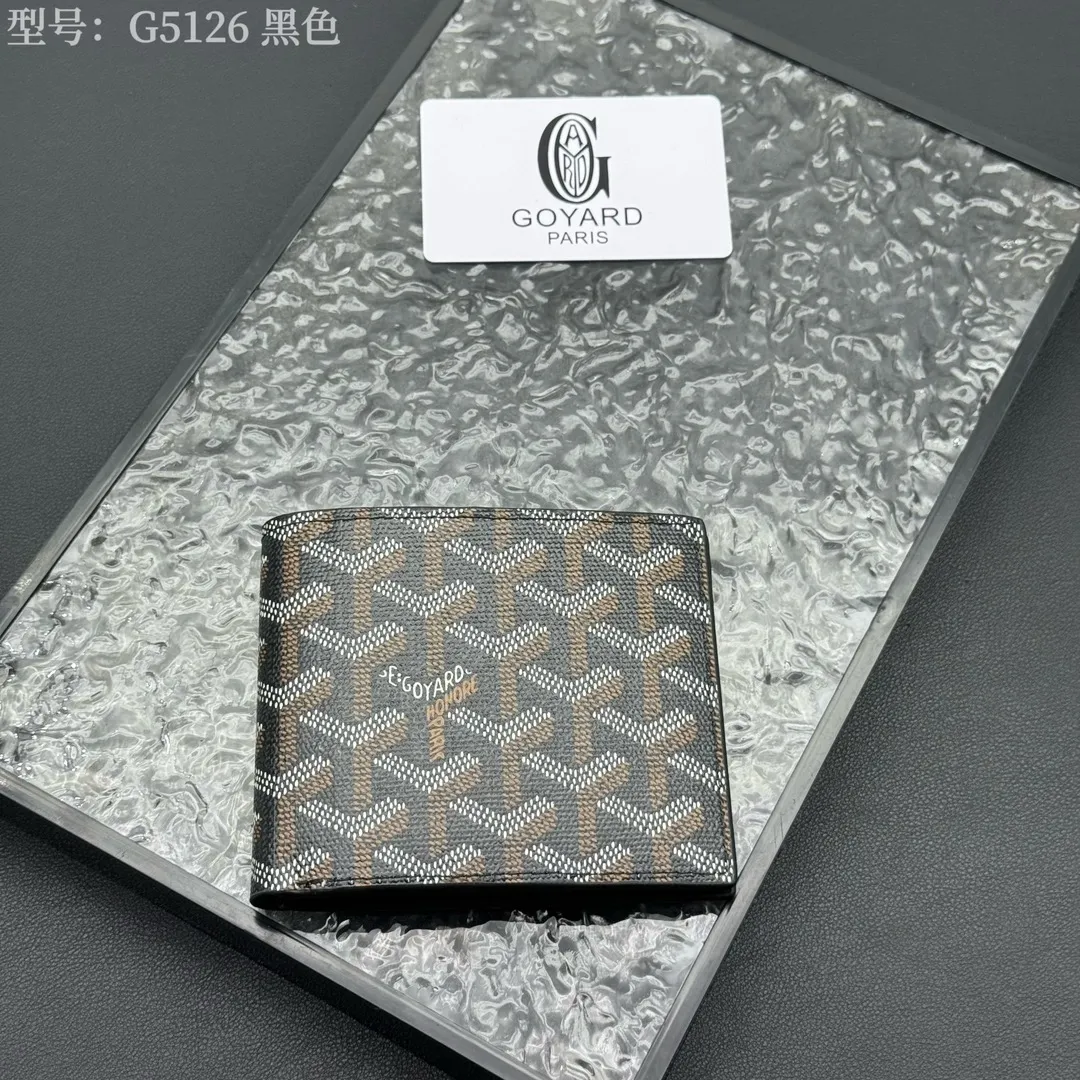 💰110 💎Upgraded original version 𝐠𝐨𝐲𝐚𝐫𝐝 Hot style ❤️Goyard short wallet, Goyard 8-slot card slot wallet, the texture is perfect and can hold about 8-10 cards, it can hold cash, it is thin and does not stand up, it is classic, practical and attractive! If you want to create a short clip with a feeling that is different from others and has a deep taste, it must be him! size: 11*9 (cm) model: G5126