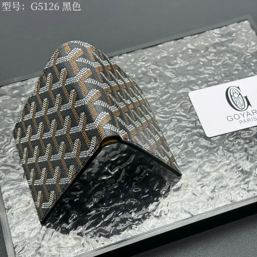 💰110 💎Upgraded original version 𝐠𝐨𝐲𝐚𝐫𝐝 Hot style ❤️Goyard short wallet, Goyard 8-slot card slot wallet, the texture is perfect and can hold about 8-10 cards, it can hold cash, it is thin and does not stand up, it is classic, practical and attractive! If you want to create a short clip with a feeling that is different from others and has a deep taste, it must be him! size: 11*9 (cm) model: G5126