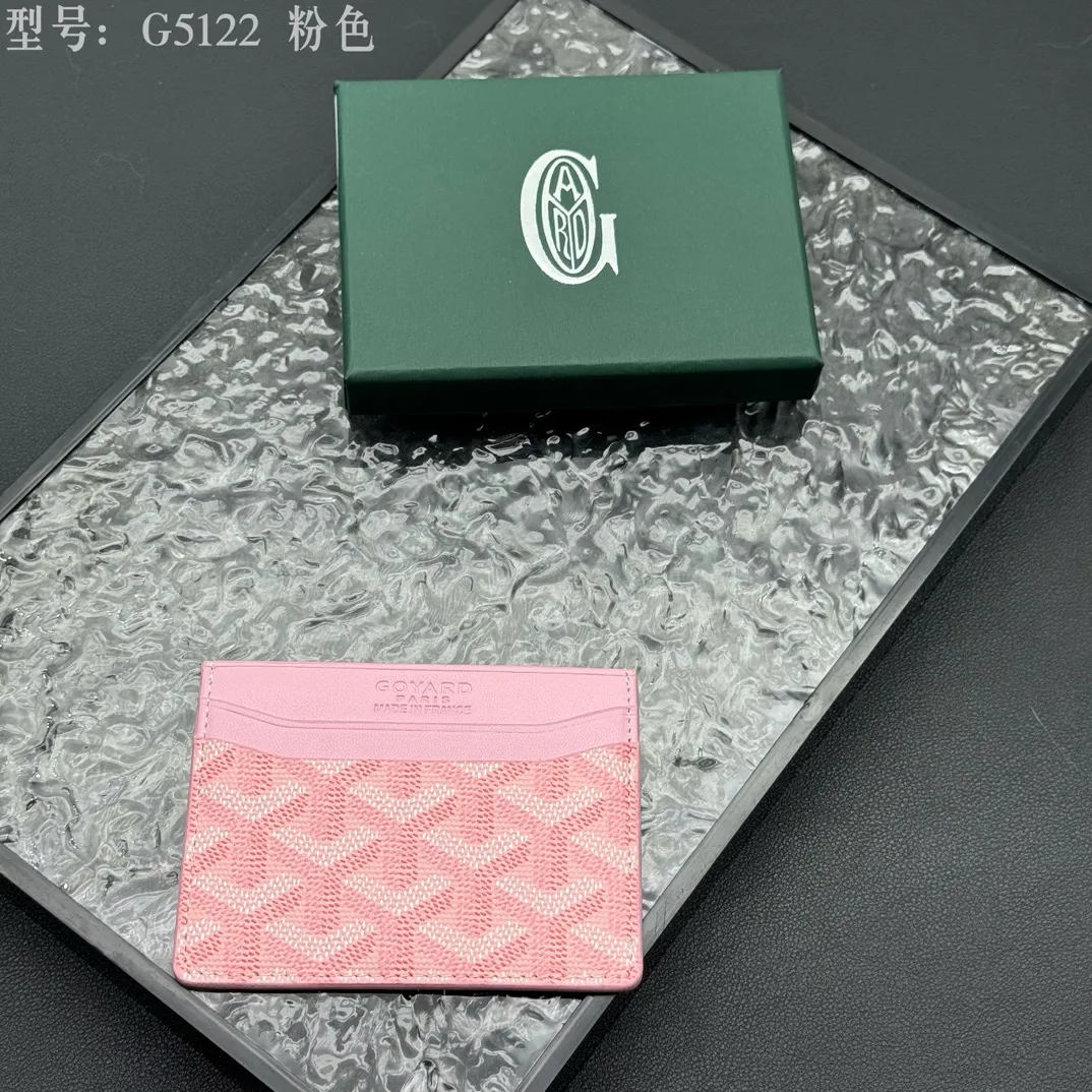 💰90 💎The top-quality original GOYARD Saint-Sulpice card holder has a small and compact design, and its central pocket can store cards, IDs or folded banknotes. The compact design fits nicely in a jacket or pants pocket. Model; G5122 Size: 7*10.5*0.2cm