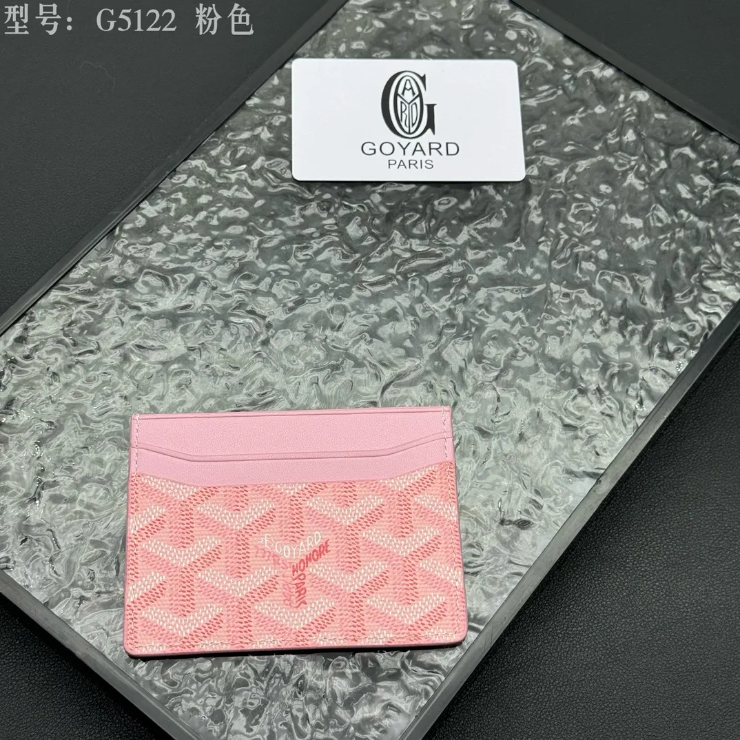 💰90 💎The top-quality original GOYARD Saint-Sulpice card holder has a small and compact design, and its central pocket can store cards, IDs or folded banknotes. The compact design fits nicely in a jacket or pants pocket. Model; G5122 Size: 7*10.5*0.2cm