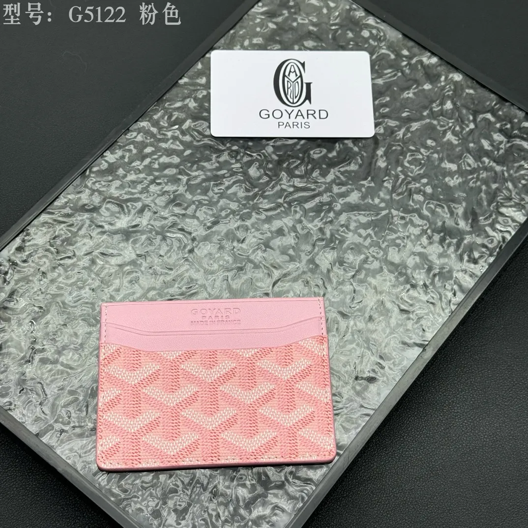 💰90 💎The top-quality original GOYARD Saint-Sulpice card holder has a small and compact design, and its central pocket can store cards, IDs or folded banknotes. The compact design fits nicely in a jacket or pants pocket. Model; G5122 Size: 7*10.5*0.2cm
