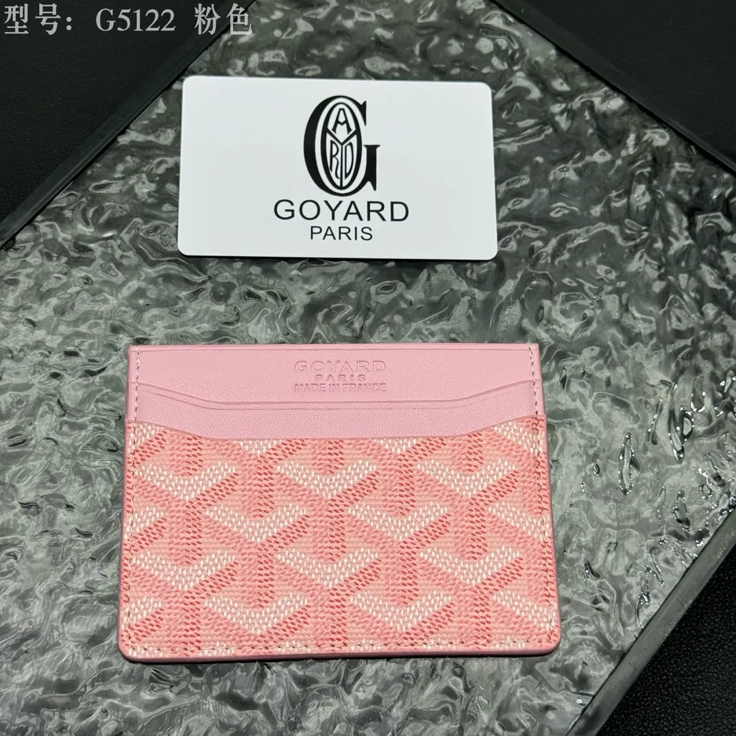 💰90 💎The top-quality original GOYARD Saint-Sulpice card holder has a small and compact design, and its central pocket can store cards, IDs or folded banknotes. The compact design fits nicely in a jacket or pants pocket. Model; G5122 Size: 7*10.5*0.2cm