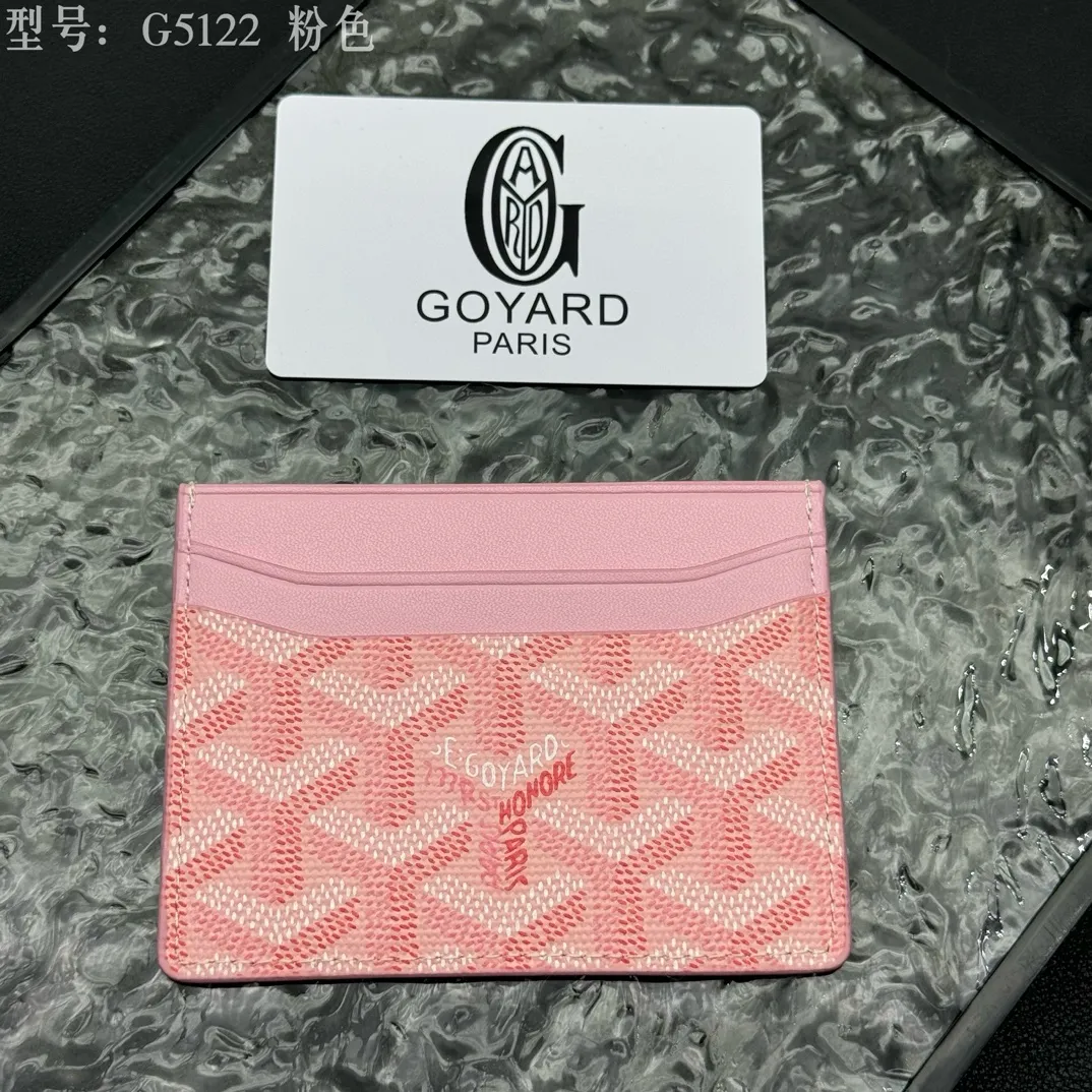 💰90 💎The top-quality original GOYARD Saint-Sulpice card holder has a small and compact design, and its central pocket can store cards, IDs or folded banknotes. The compact design fits nicely in a jacket or pants pocket. Model; G5122 Size: 7*10.5*0.2cm
