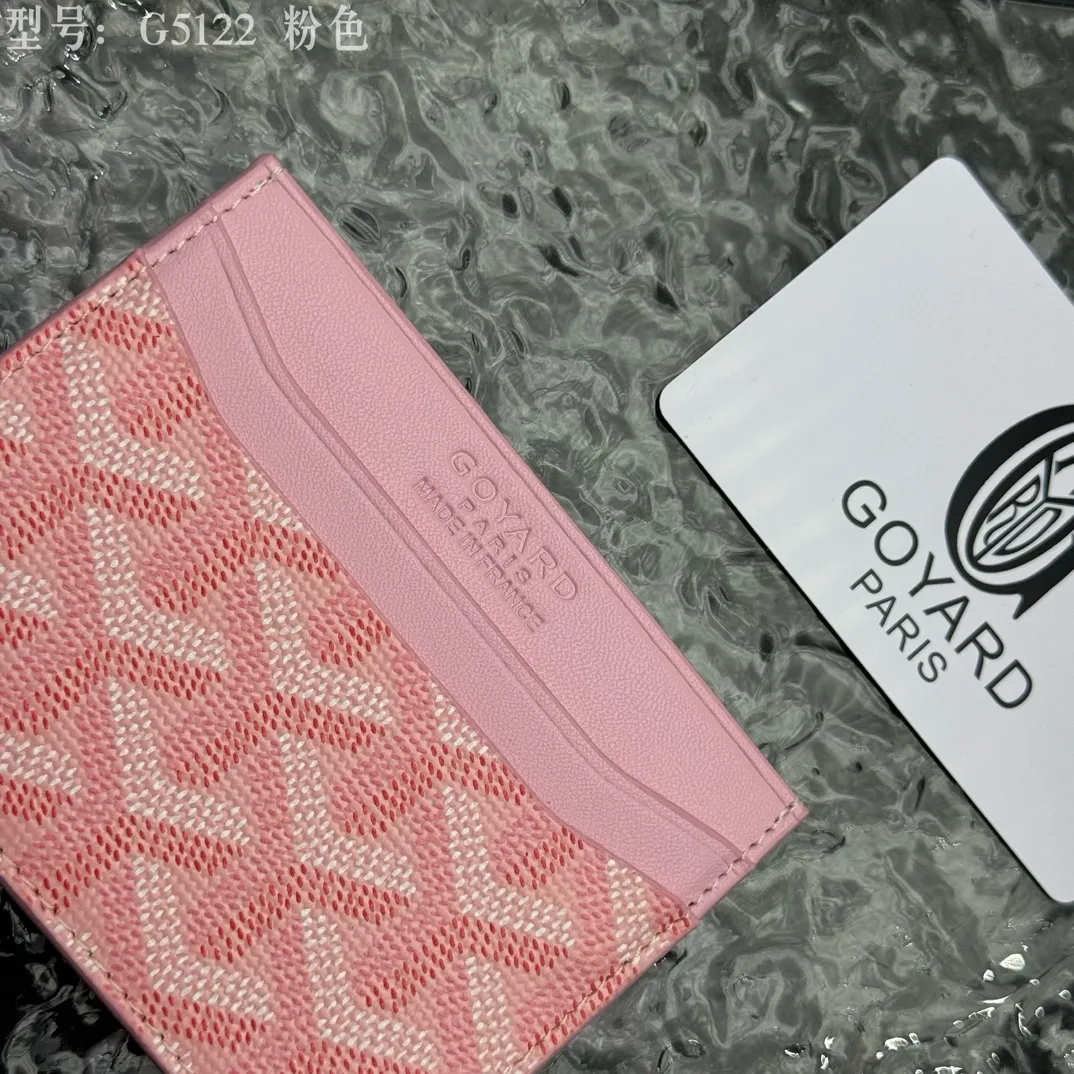 💰90 💎The top-quality original GOYARD Saint-Sulpice card holder has a small and compact design, and its central pocket can store cards, IDs or folded banknotes. The compact design fits nicely in a jacket or pants pocket. Model; G5122 Size: 7*10.5*0.2cm